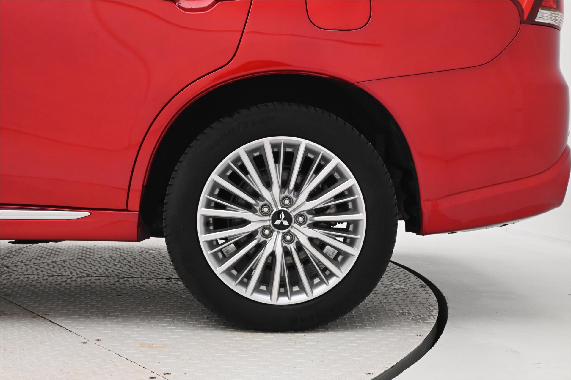 Hlavní fotografie vozu Mitsubishi Outlander 2,4 PHEV Intense+ 4WD Záruka až 5 let (33)