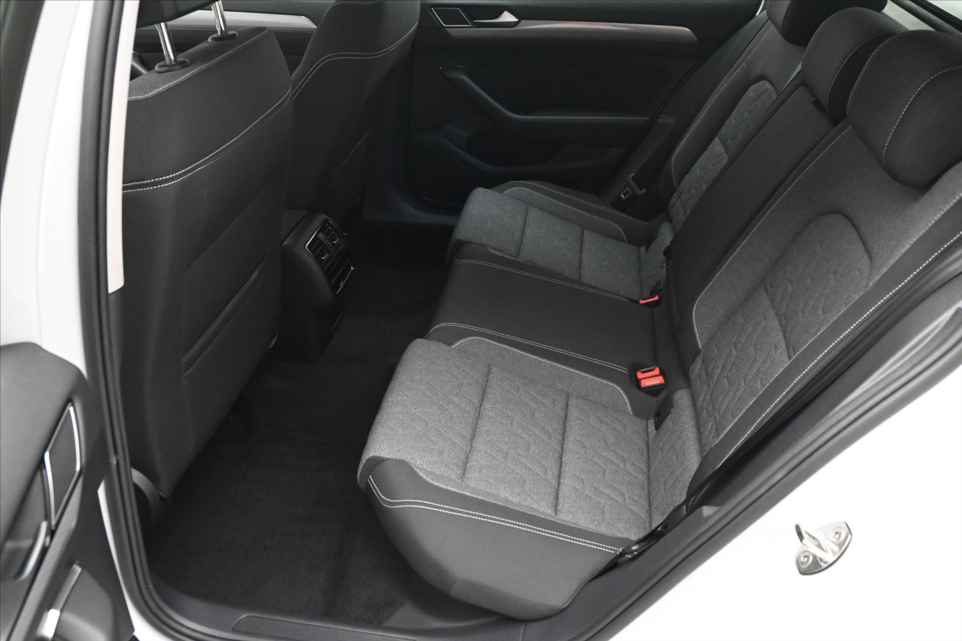 Hlavní fotografie vozu Volkswagen Passat 2,0 TDI 110KW DSG BUSINESS Záruka až 5 let (15)