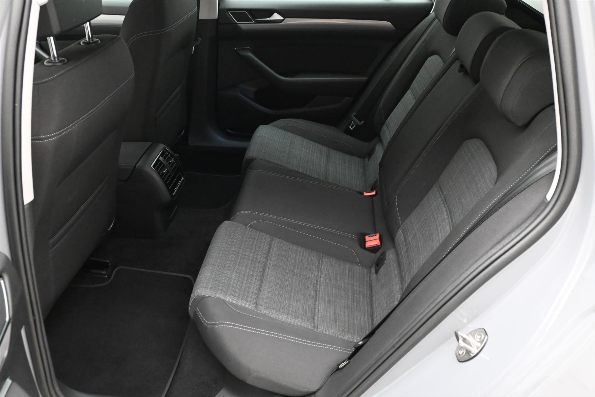 Hlavní fotografie vozu Volkswagen Passat 2,0 TDI 110kW DSG Business Záruka ža 5 let (15)