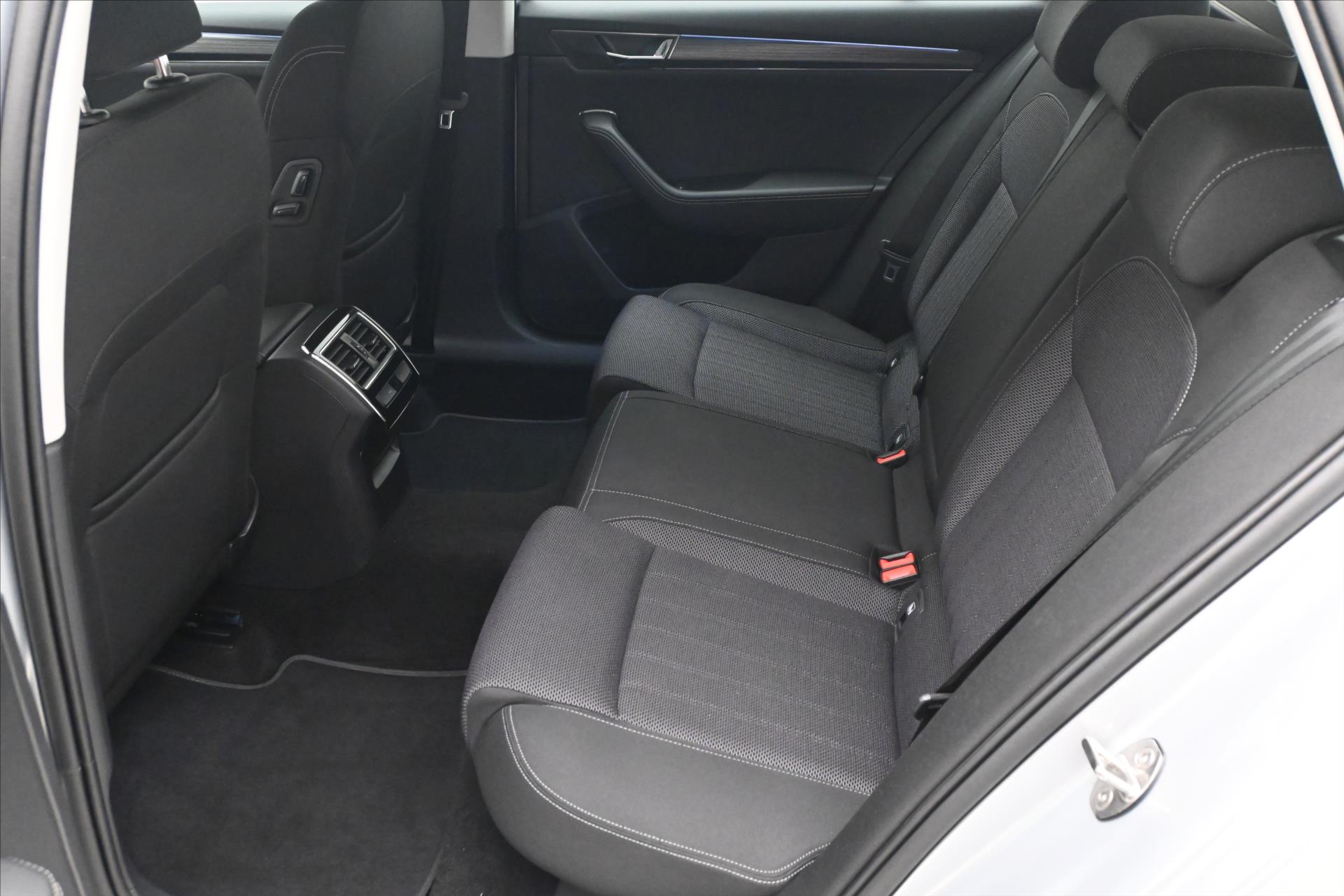 Hlavní fotografie vozu Škoda Superb 2,0 TDI 110 kW DSG Style Záruka až 5 let (15)