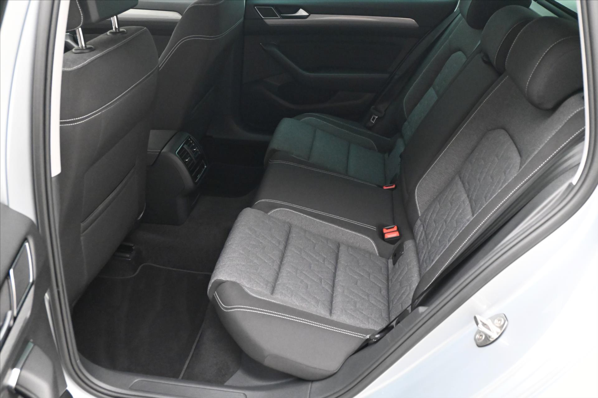 Hlavní fotografie vozu Volkswagen Passat 2,0 TDI 110 kW DSG Business Záruka až 5 let (15)