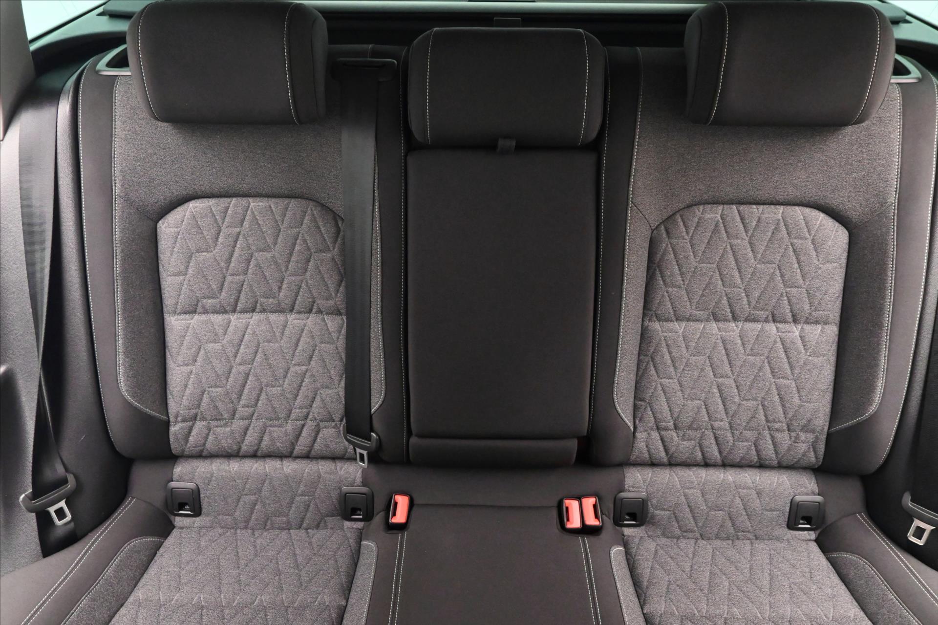 Hlavní fotografie vozu Volkswagen Passat 2,0 TDI 110 kW DSG Business Záruka až 5 let (29)