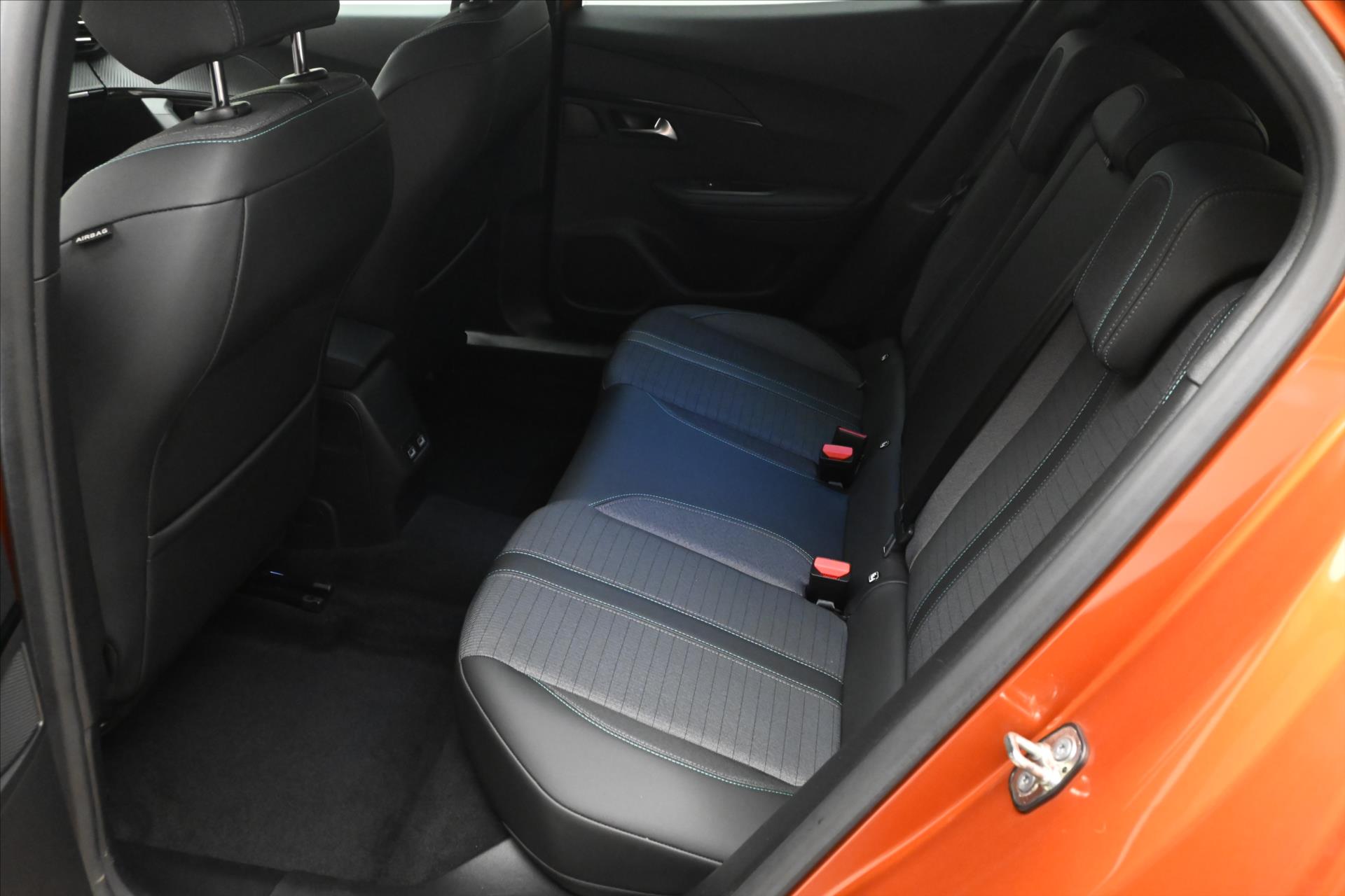 Hlavní fotografie vozu Peugeot 2008 1,5 BlueHDi 81 kW Allure Záruka až 5 let (15)