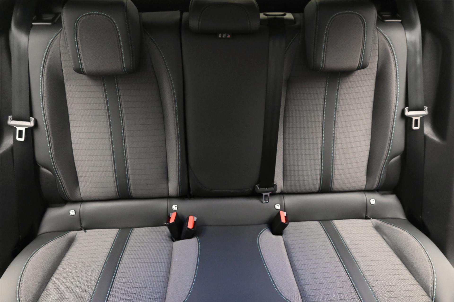 Hlavní fotografie vozu Peugeot 2008 1,5 BlueHDi 81 kW Allure Záruka až 5 let (27)