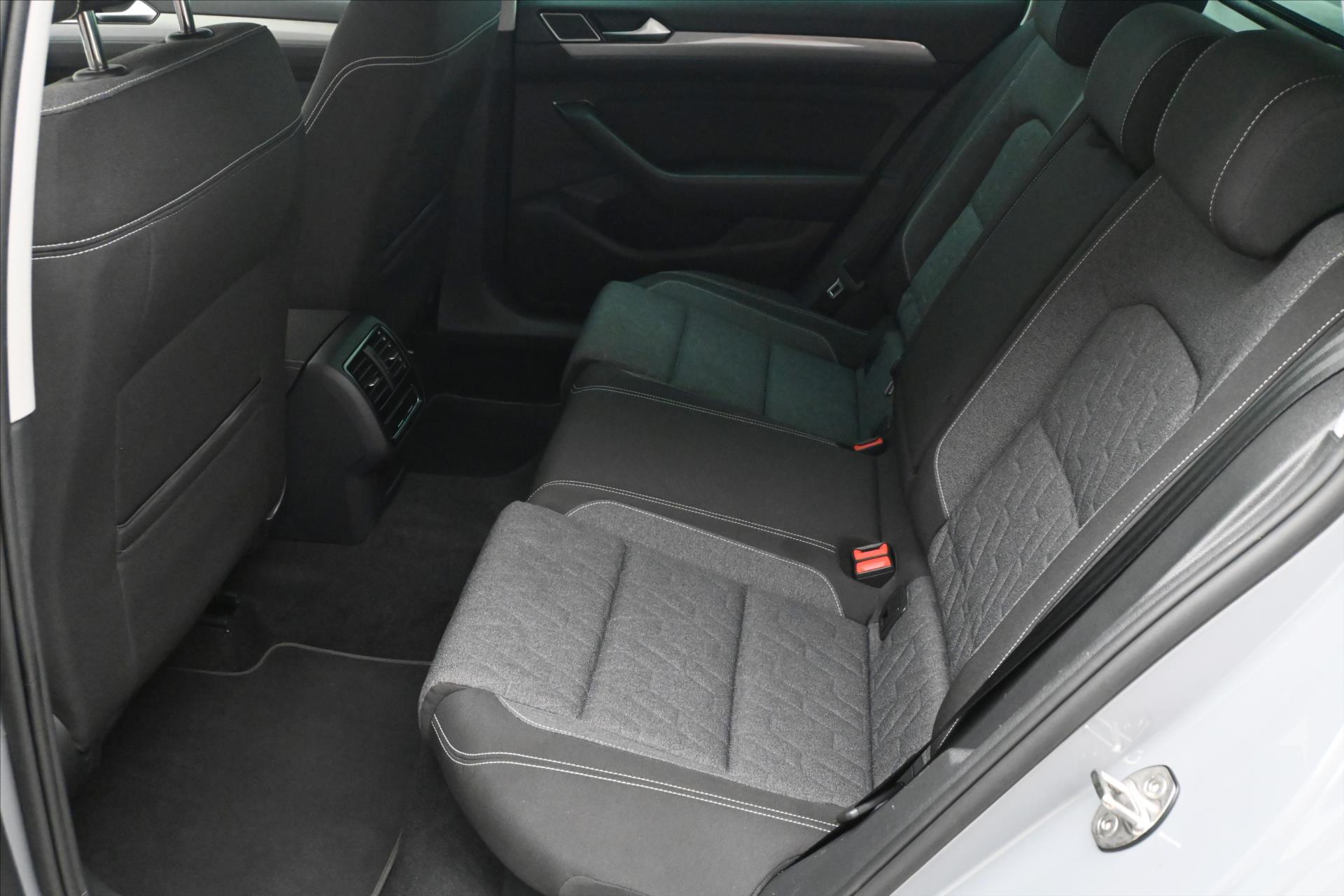 Hlavní fotografie vozu Volkswagen Passat 2,0 TDI 110kW DSG Business Záruka až 5 let (15)