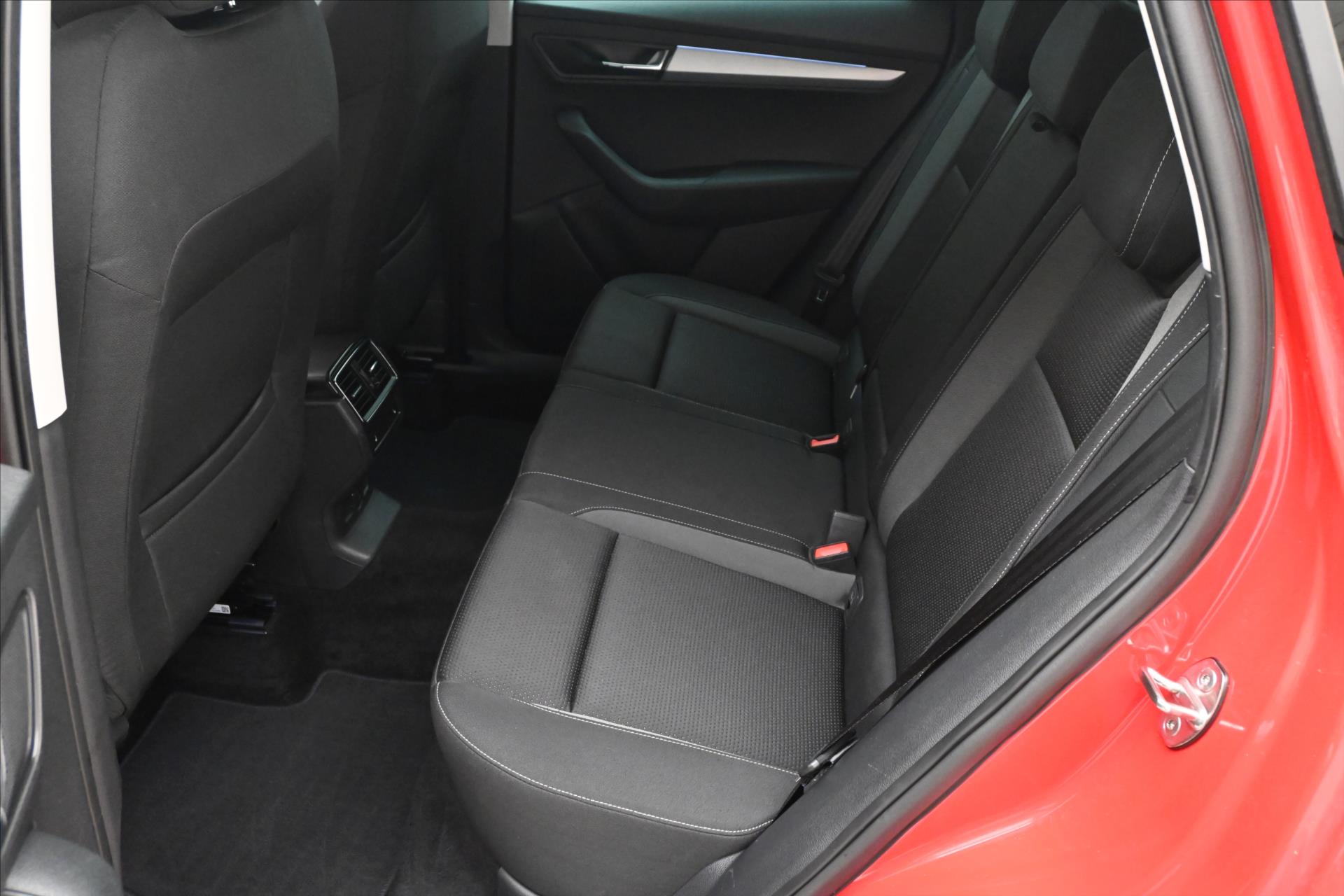 Main photo of the car Skoda Karoq 2.0 TDI 110 kW DSG 4X4 TOUR Warranty up to 5 years (15)