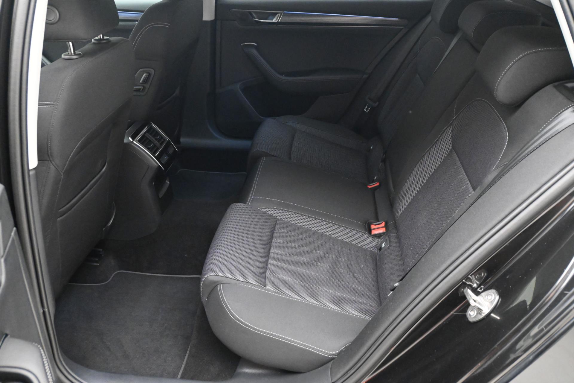 Hlavní fotografie vozu Škoda Superb 2,0 TDI 110kW DSG Style Záruka až 5 let (15)