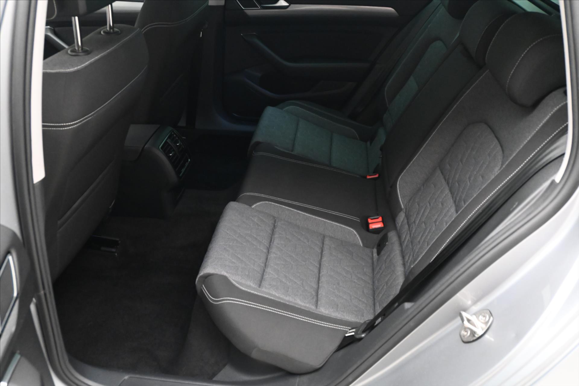 Hlavní fotografie vozu Volkswagen Passat 2,0 TDI 110kW DSG Business Záruka až 5 let (15)