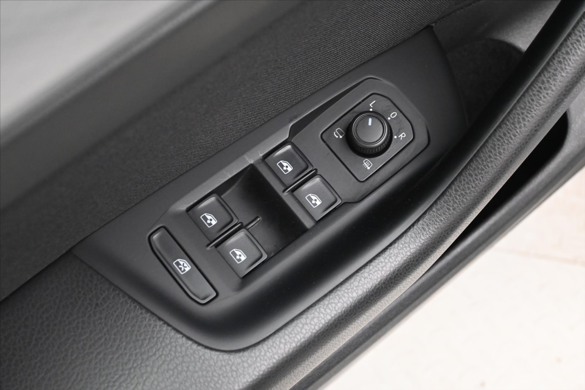 Hlavní fotografie vozu Volkswagen Passat 2,0 TDI 110kW DSG Business Záruka až 5 let (27)