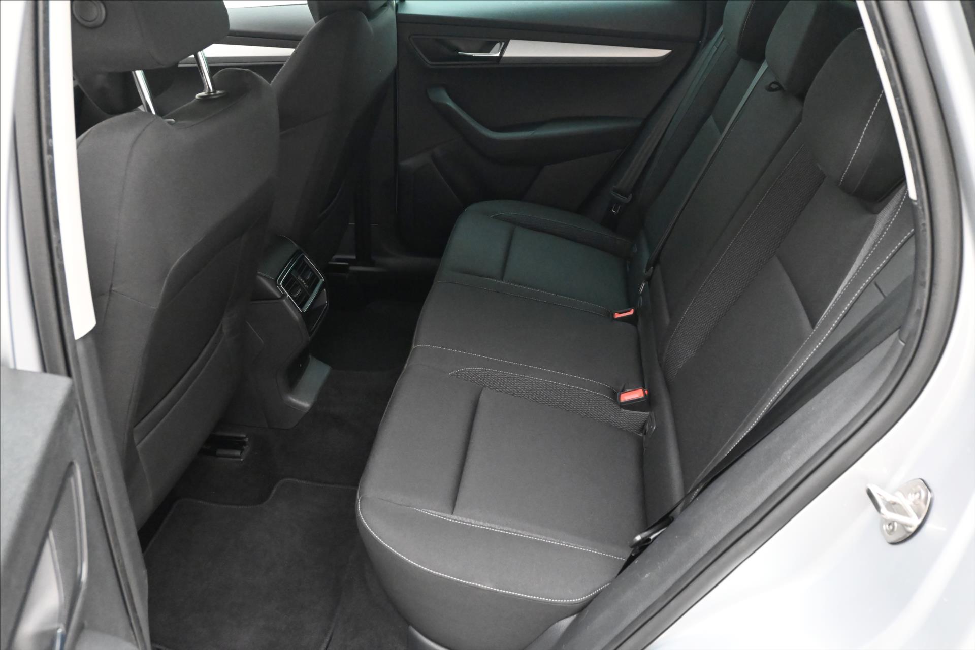 Hlavní fotografie vozu Škoda Karoq 2,0 TDI 85kW DSG VIRTUAL EL.KUFR Záruka až 5 let (15)