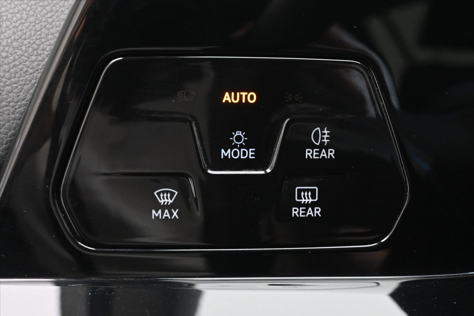 Main photo of the car Volkswagen Golf 2.0 TDI 110kW Life LED Warranty up to 5 years (27)