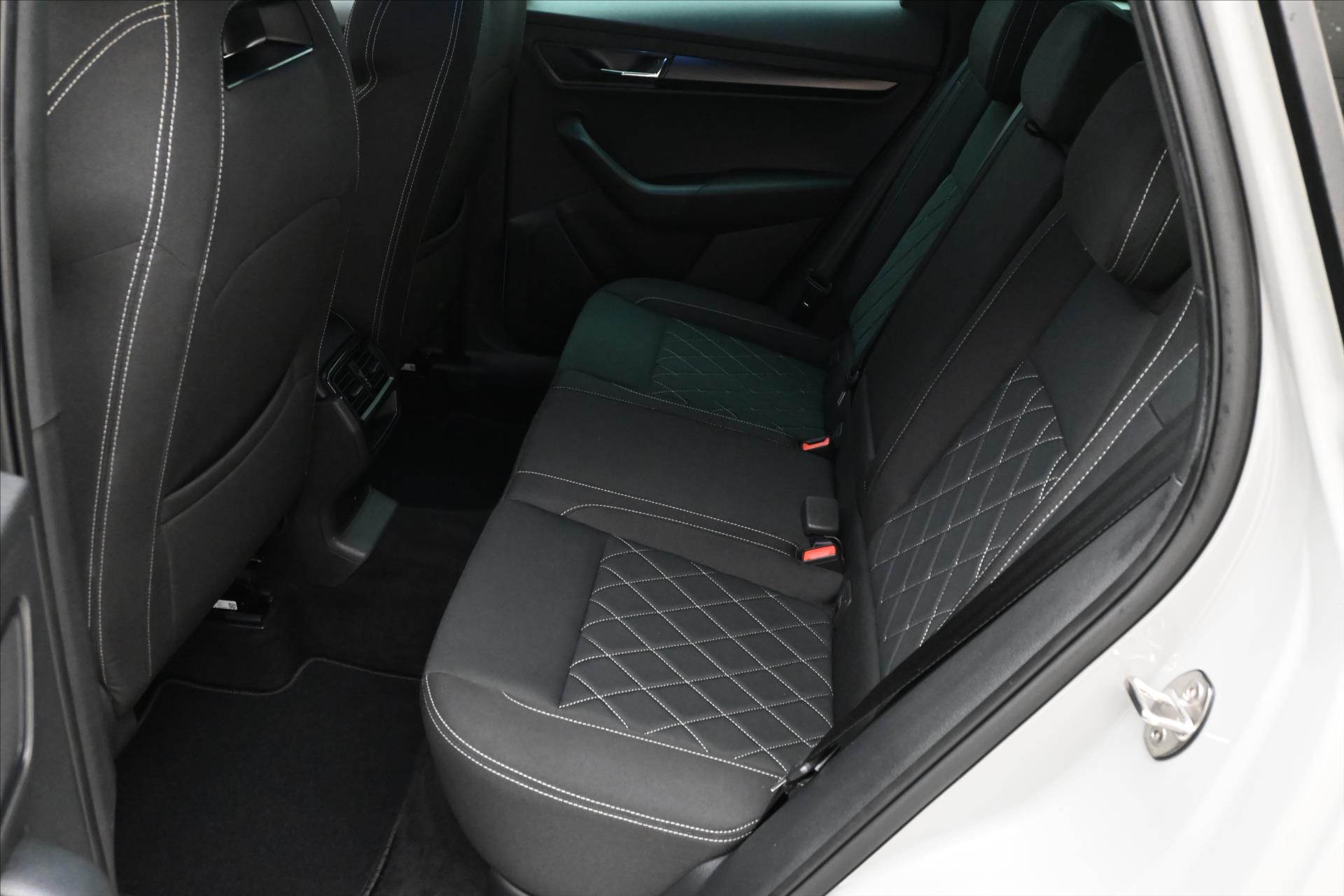 Main photo of the car Skoda Karoq 1.5 TSI 110kW Sportline Business Warranty up to 5 years (15)
