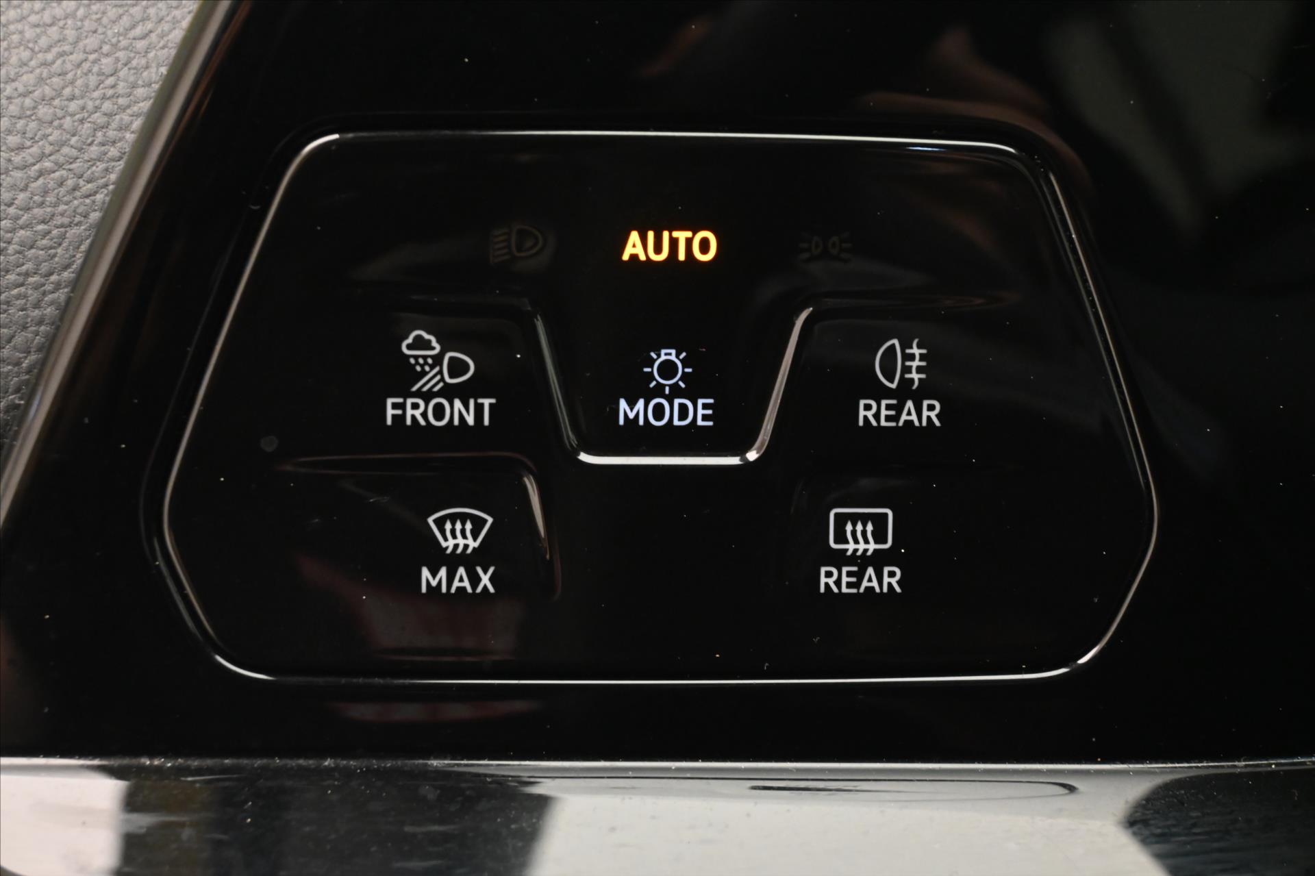 Main photo of the car Volkswagen Golf 2.0 TDI 110 kW Life Warranty up to 5 years (28)