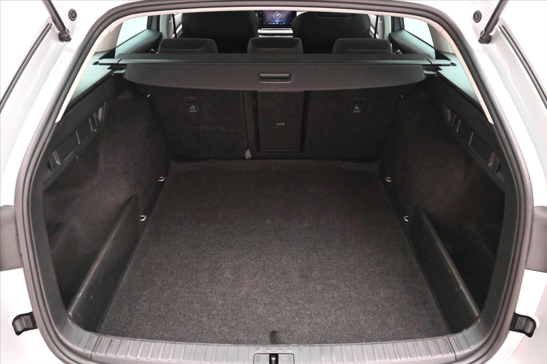 Main photo of the car Skoda Octavia 2.0 TDI 110 kW DSG 4x4 NAVI Warranty up to 5 years (11)