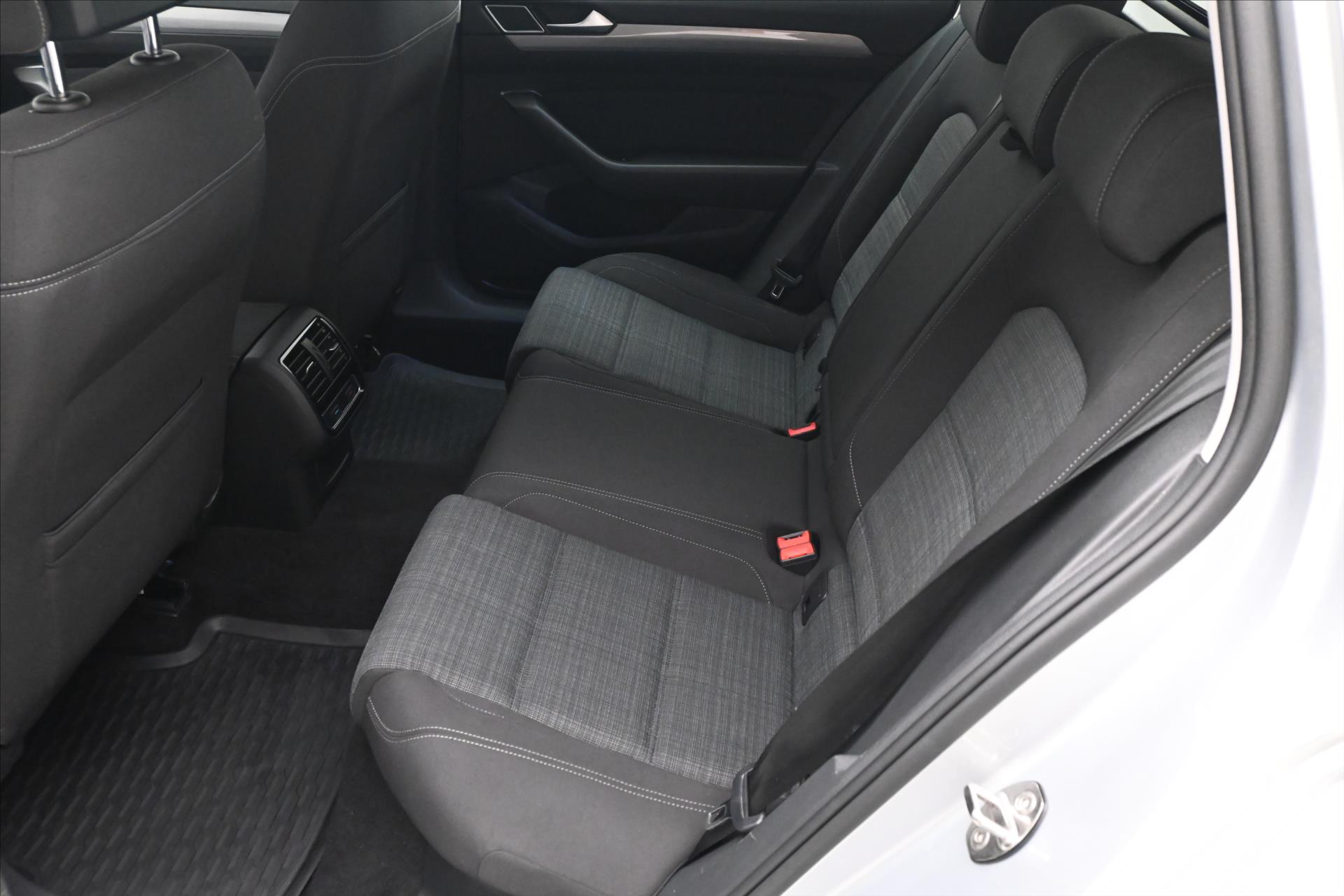 Hlavní fotografie vozu Volkswagen Passat 2,0 TDI 110kW Business Záruka až 5 let (15)