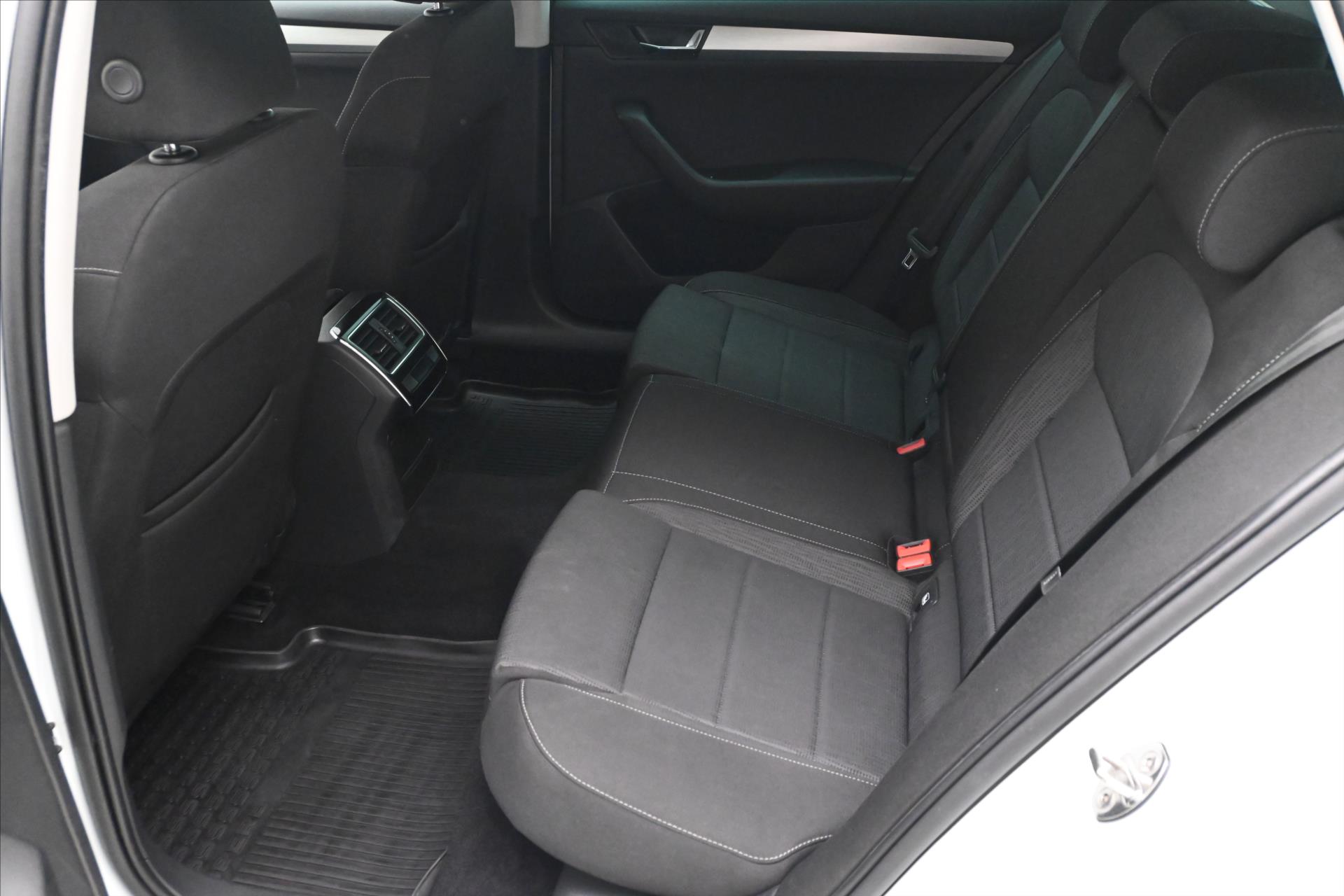 Hlavní fotografie vozu Škoda Superb 1,6 TDI 88 kW NAVI Ambition Záruka až 5 let (15)