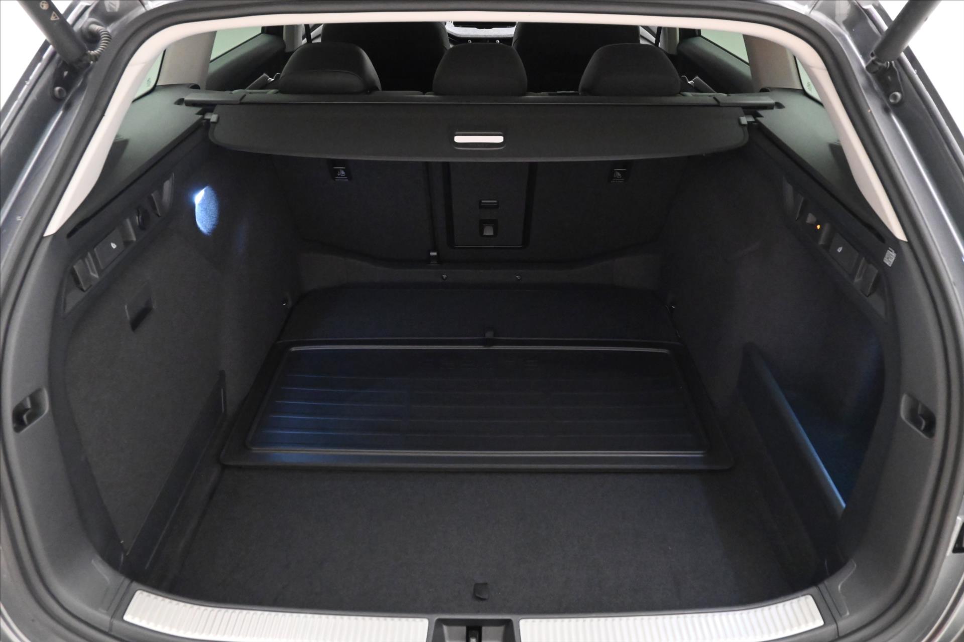 Hlavní fotografie vozu Škoda Superb 1,5 TSI 110kW DSG Selection Záruka až 5 let (11)