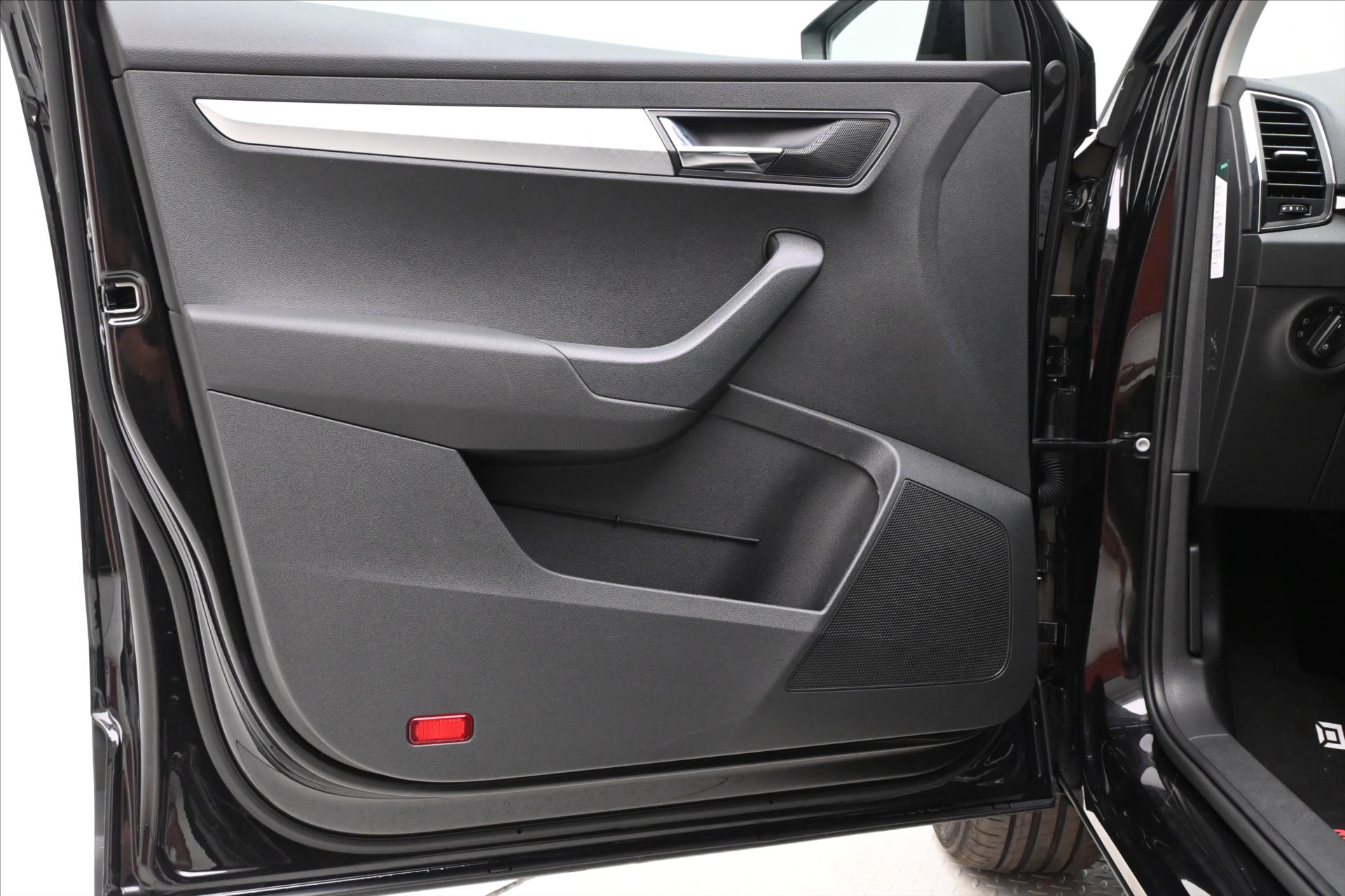 Hlavní fotografie vozu Škoda Karoq 2,0 TDI 110 kW VIRTUAL Kamera Záruka až 5 let (25)