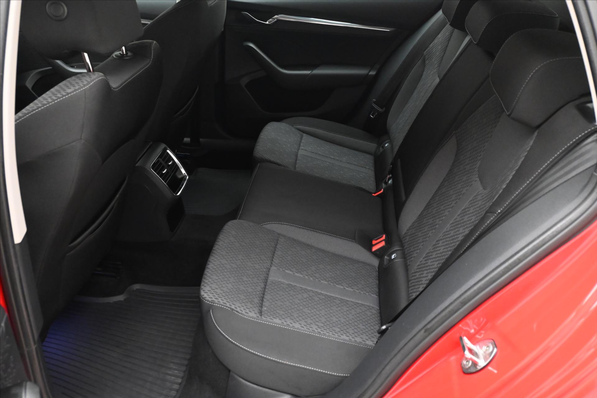 Hlavní fotografie vozu Škoda Octavia 1,4 TSI iV 110kW STYLE DSG Záruka až 5 let (15)