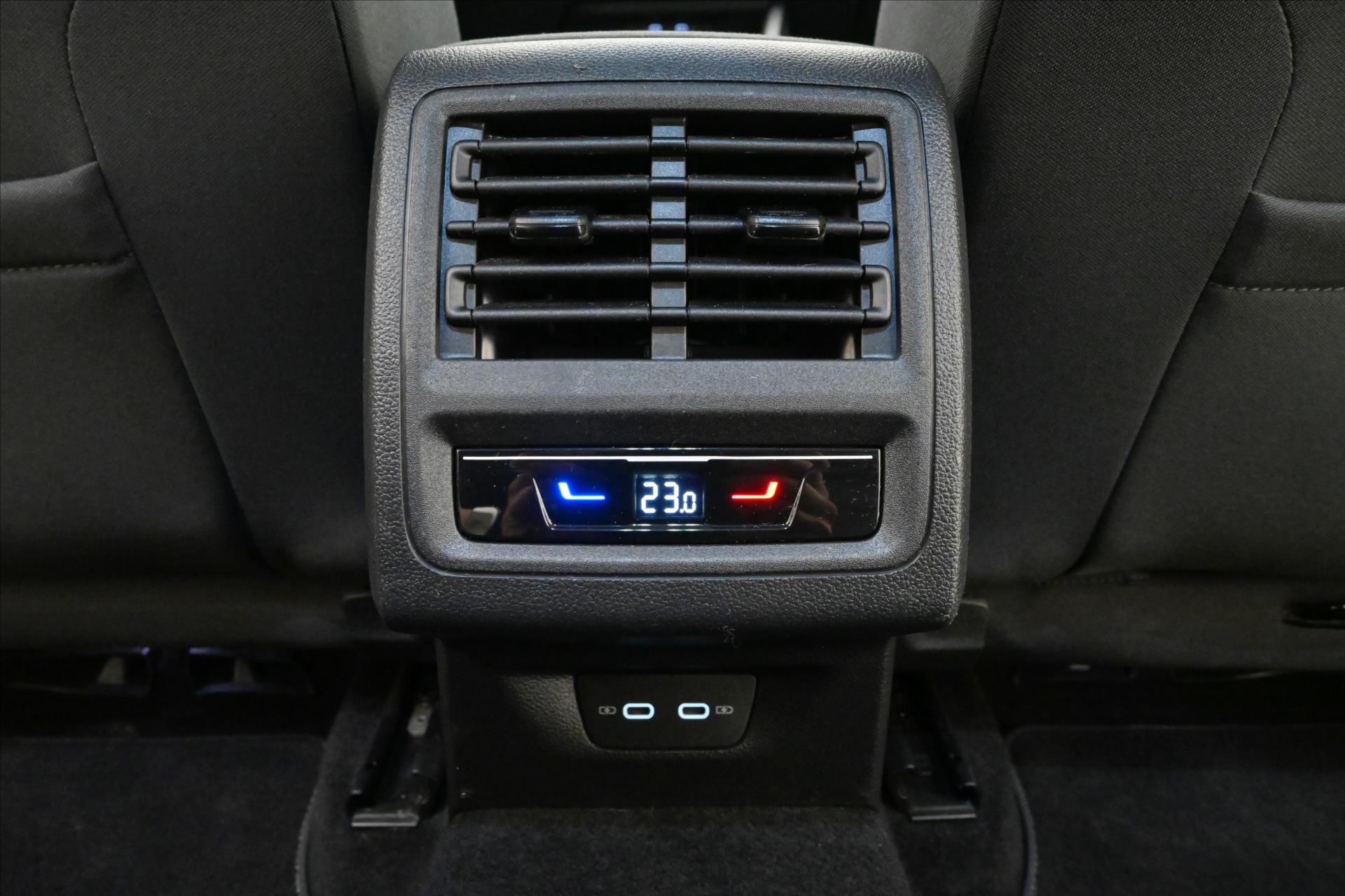 Hlavní fotografie vozu Volkswagen Golf 2,0 TDI 110 kW DSG Style Záruka až 5 let (22)