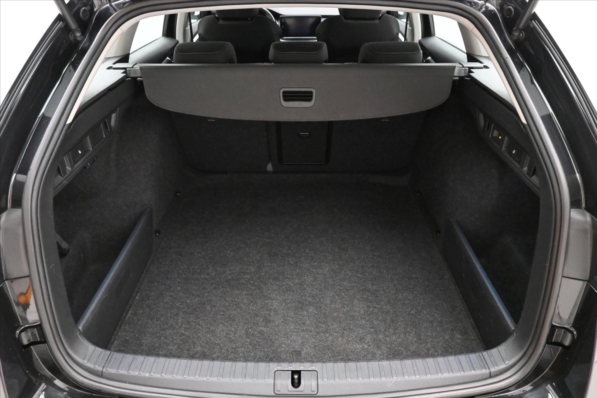Hlavní fotografie vozu Škoda Octavia 2,0 TDI 110kW DSG Style Záruka až 5 let (11)