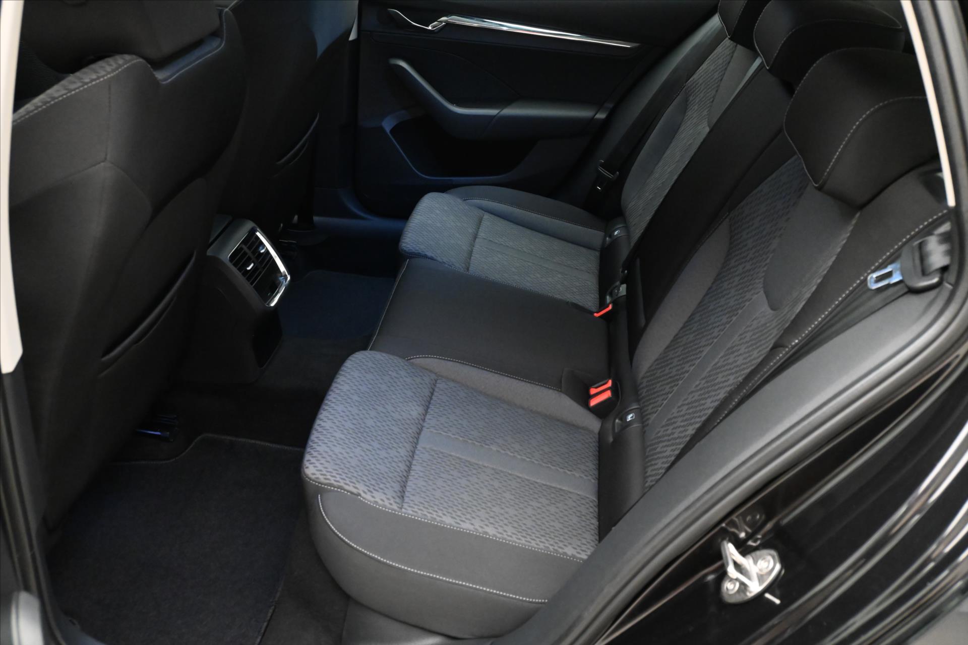 Hlavní fotografie vozu Škoda Octavia 2,0 TDI 110kW DSG Style Záruka až 5 let (15)