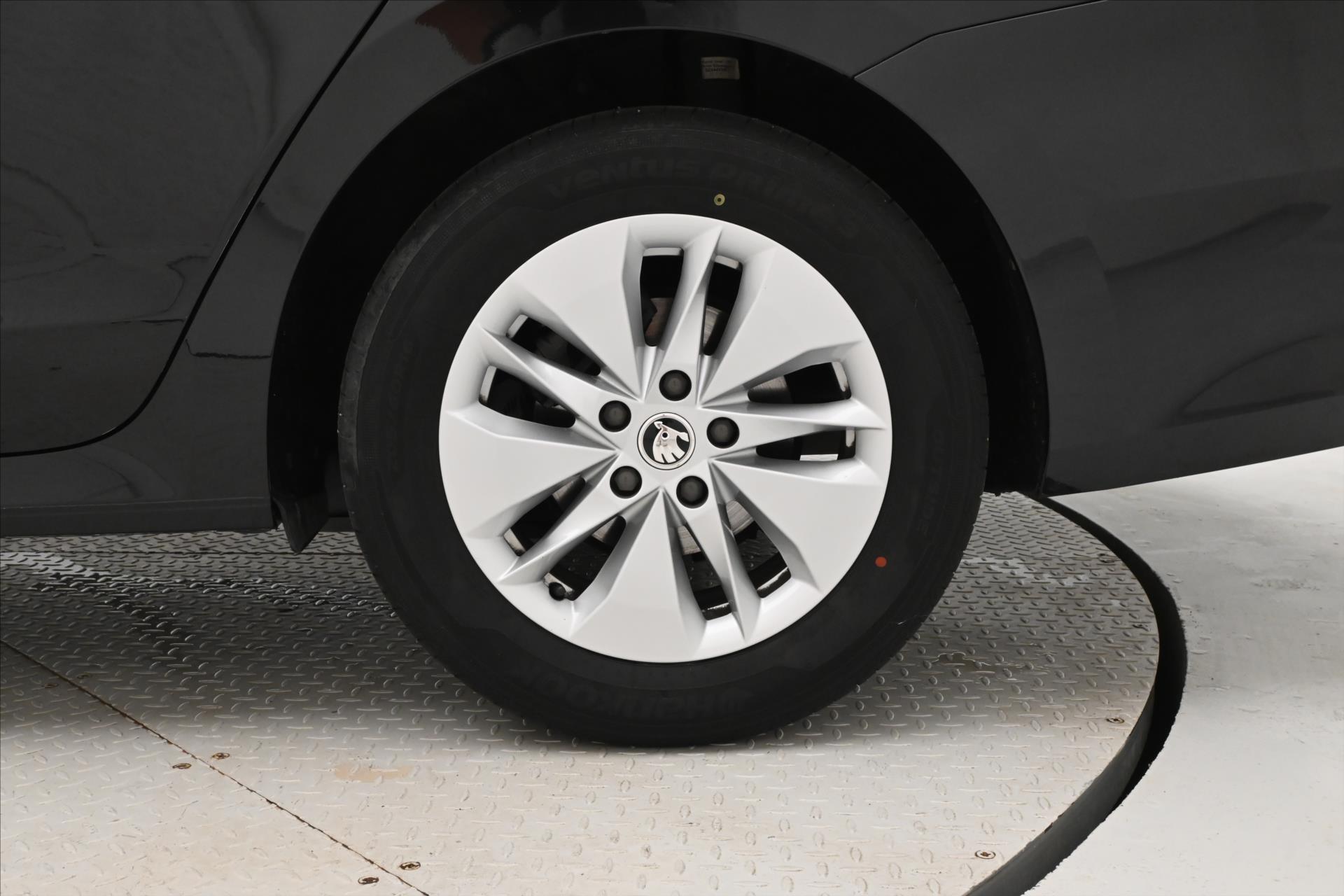 Main photo of the car Skoda Octavia 2.0 TDI 110 KW DSG TOWING Warranty up to 5 years (32)