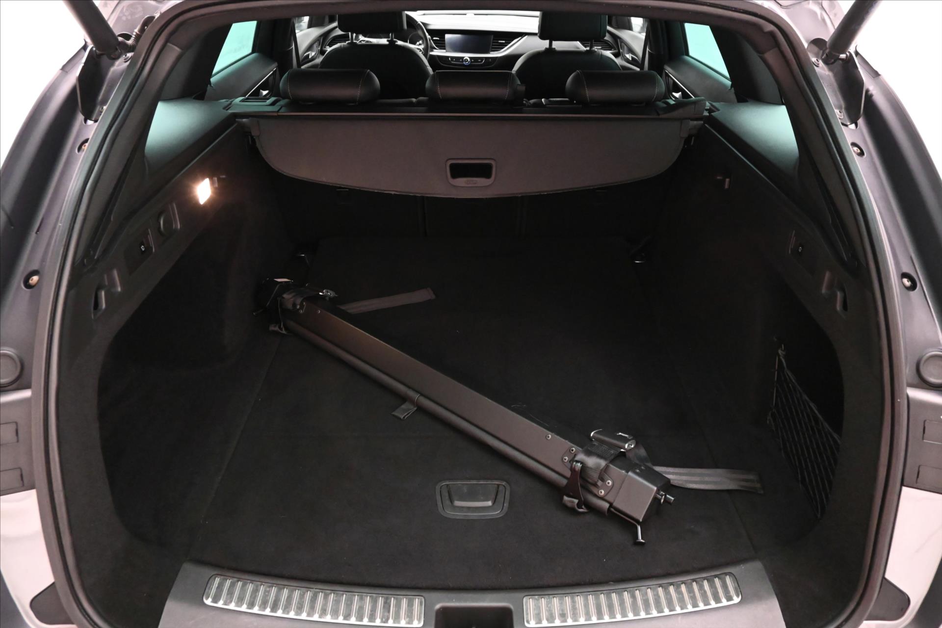 Hlavní fotografie vozu Opel Insignia 2,0 CDTI 128 kW AT8 SportTourer Záruka až 5 let (11)
