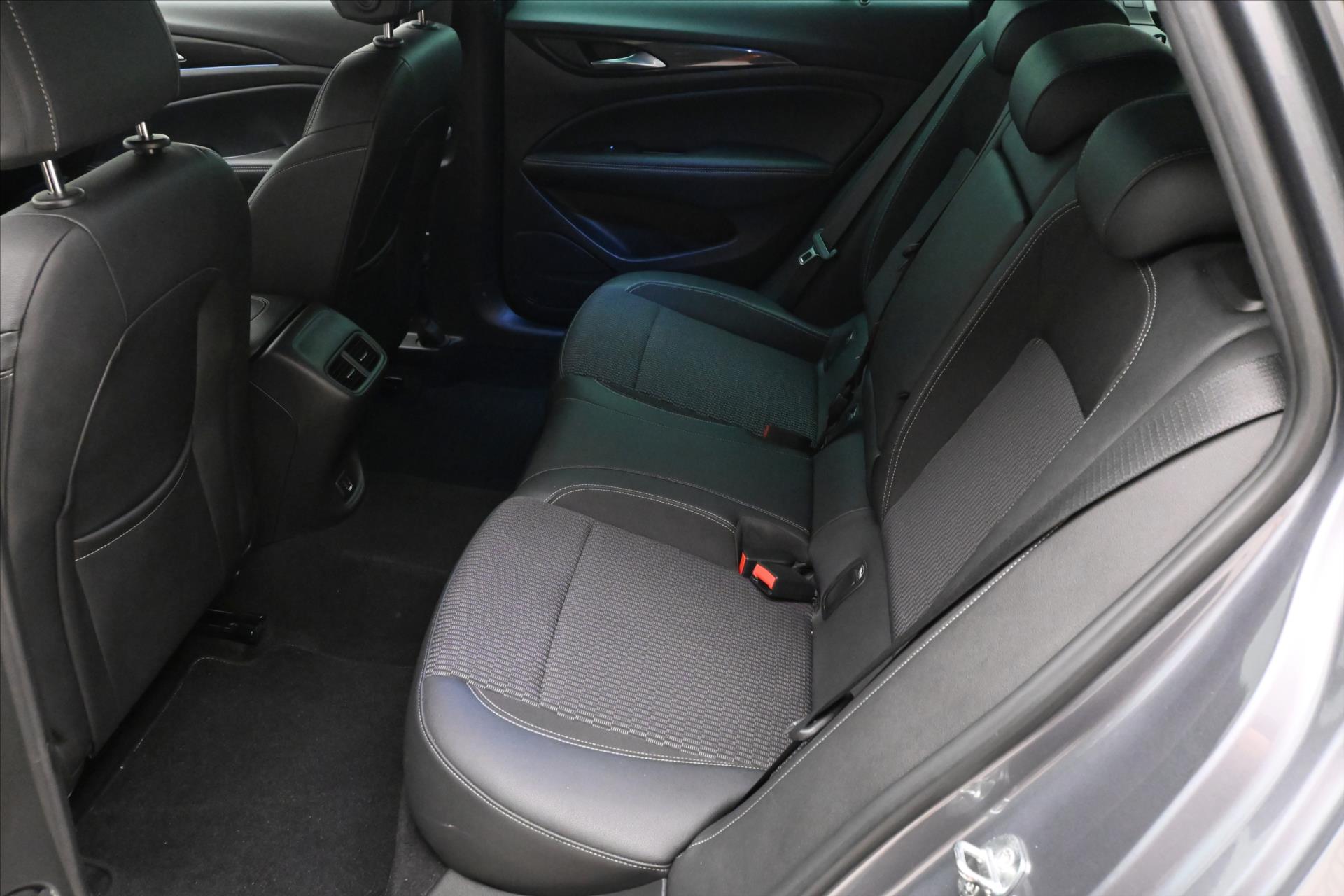 Hlavní fotografie vozu Opel Insignia 2,0 CDTI 128 kW AT8 SportTourer Záruka až 5 let (15)