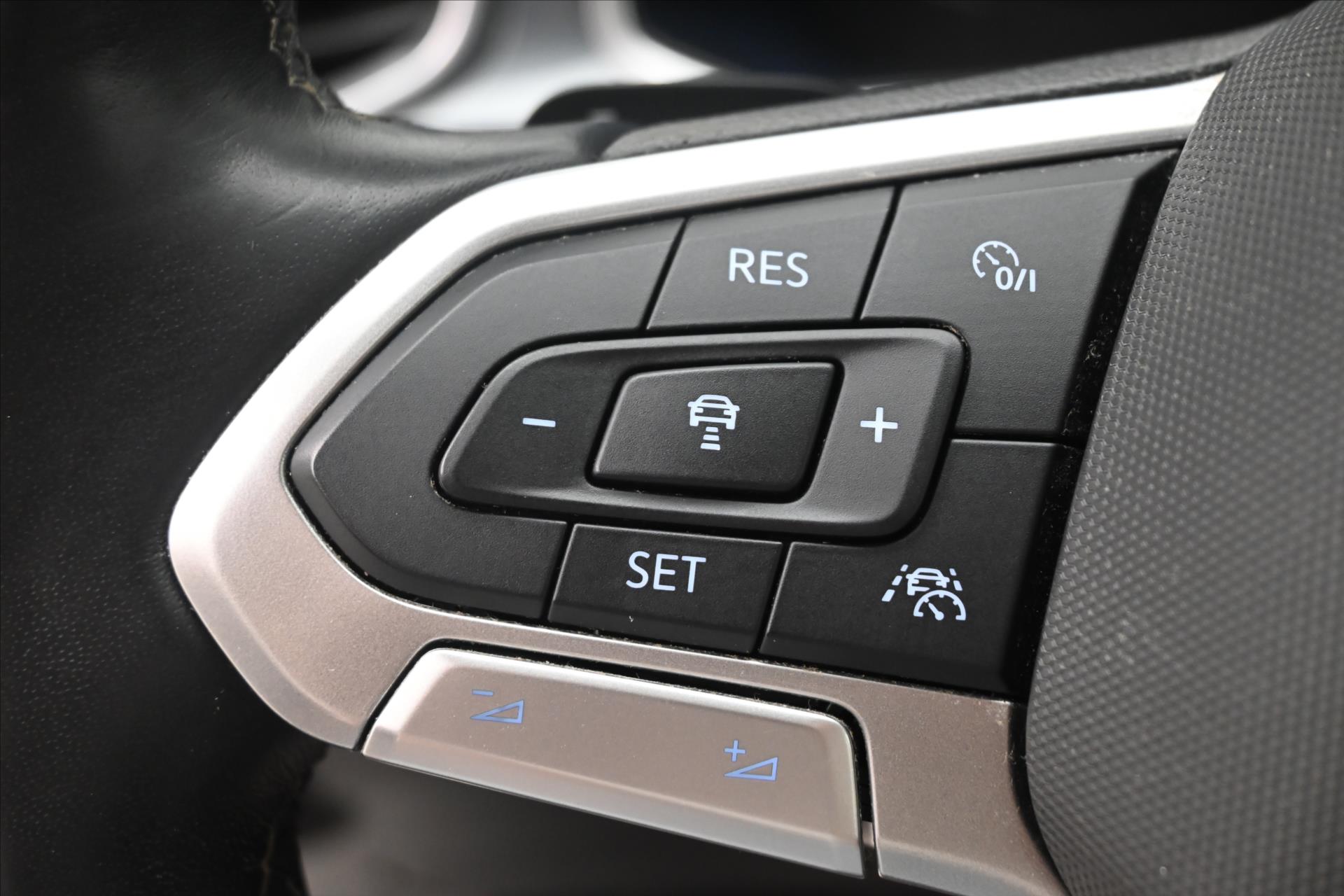 Main photo of the car Volkswagen T-Roc 2.0 TDI 110kW DSG Style Warranty up to 5 years (24)
