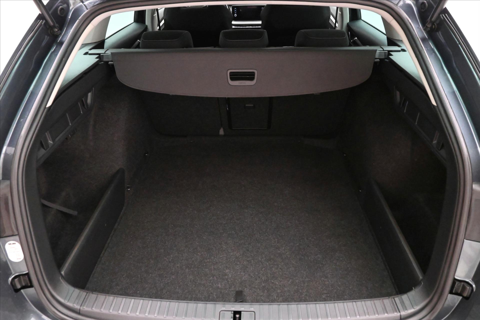 Hlavní fotografie vozu Škoda Octavia 1,5 TSI 110kW Ambition Manuál Záruka až 5 let (11)