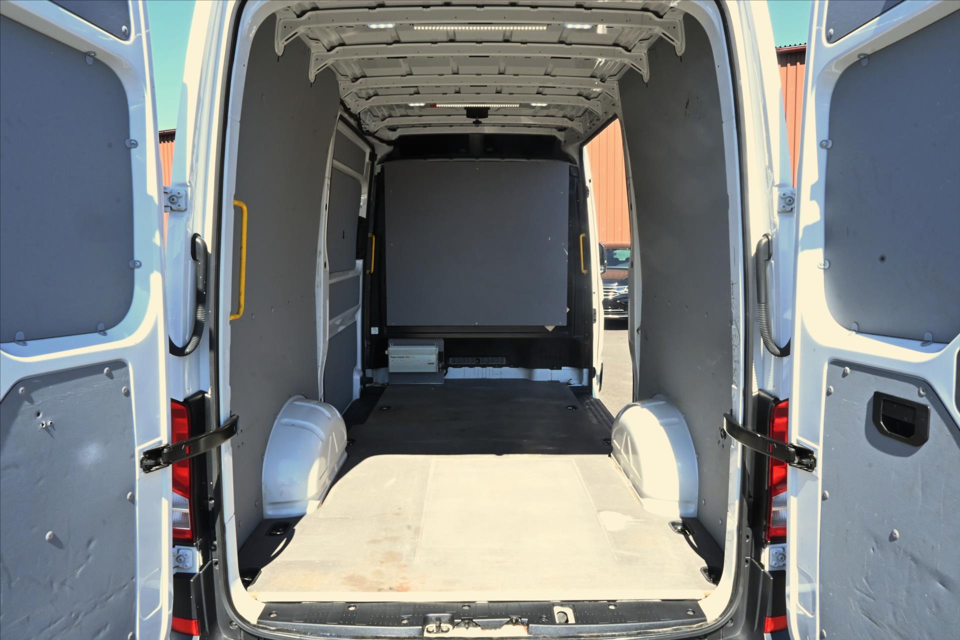 Hlavní fotografie vozu Volkswagen Crafter 2,0 TDI 130kW DSG L2H2 Záruka až 5 let (10)