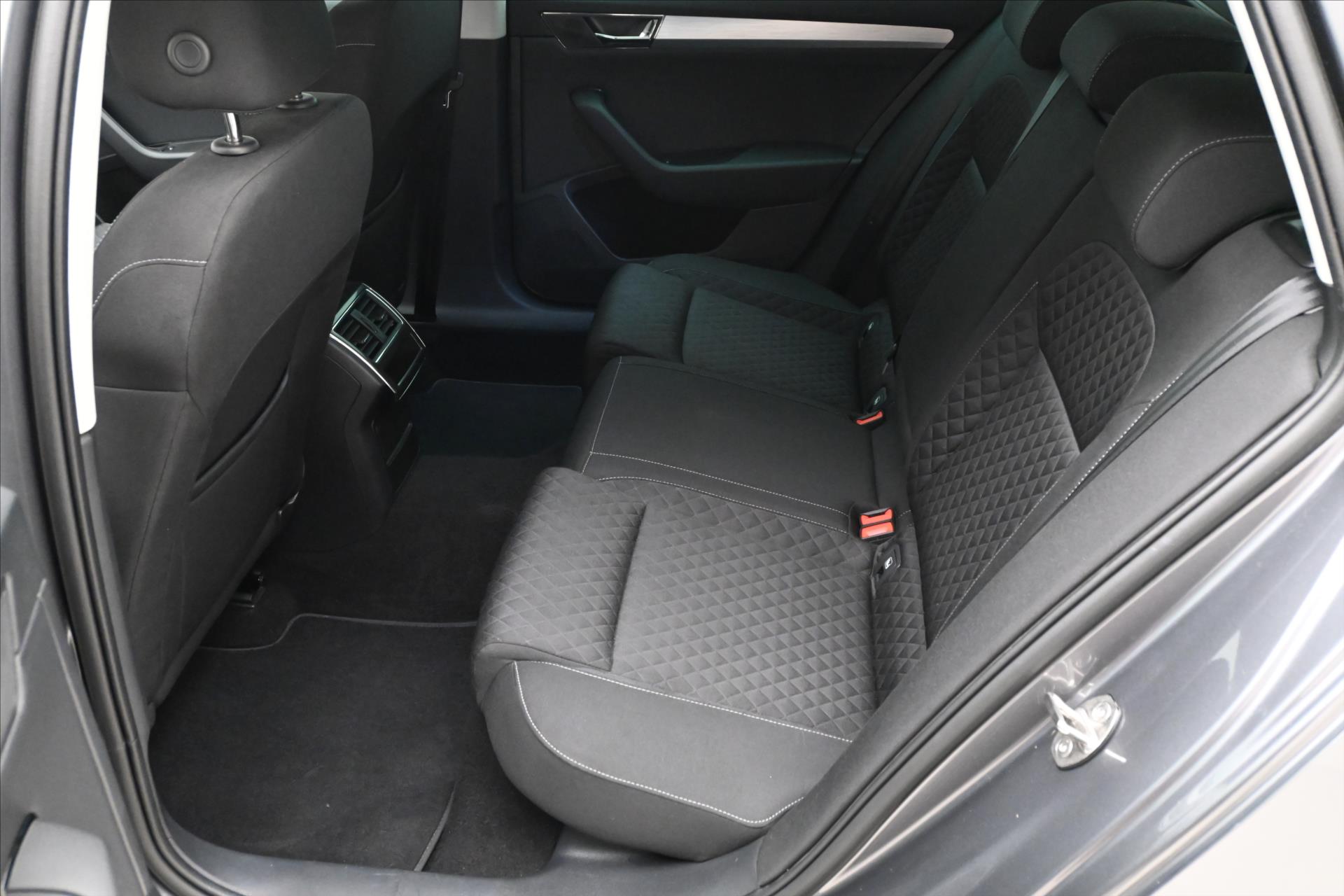 Hlavní fotografie vozu Škoda Superb 2,0 TDI 110 kW DSG Ambition Záruka až 5 let (15)