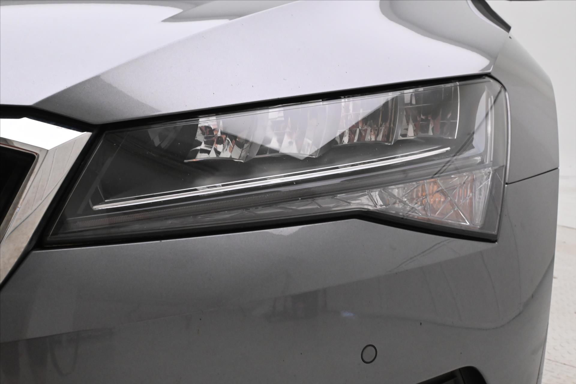 Hlavní fotografie vozu Škoda Superb 2,0 TDI 110 kW DSG Ambition Záruka až 5 let (30)