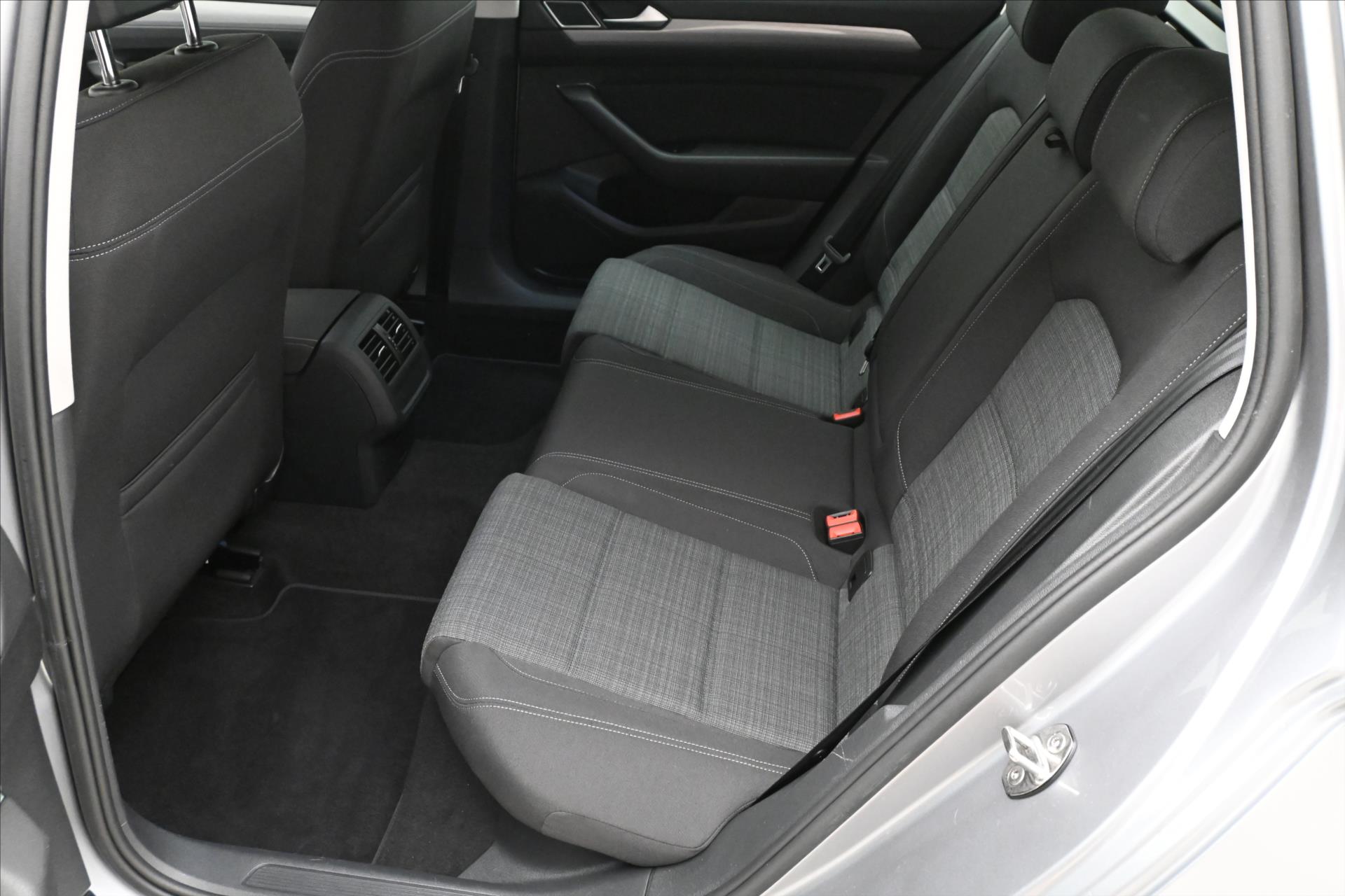 Hlavní fotografie vozu Volkswagen Passat 2,0 TDI 110 kW DSG Business Záruka až 5 let (15)