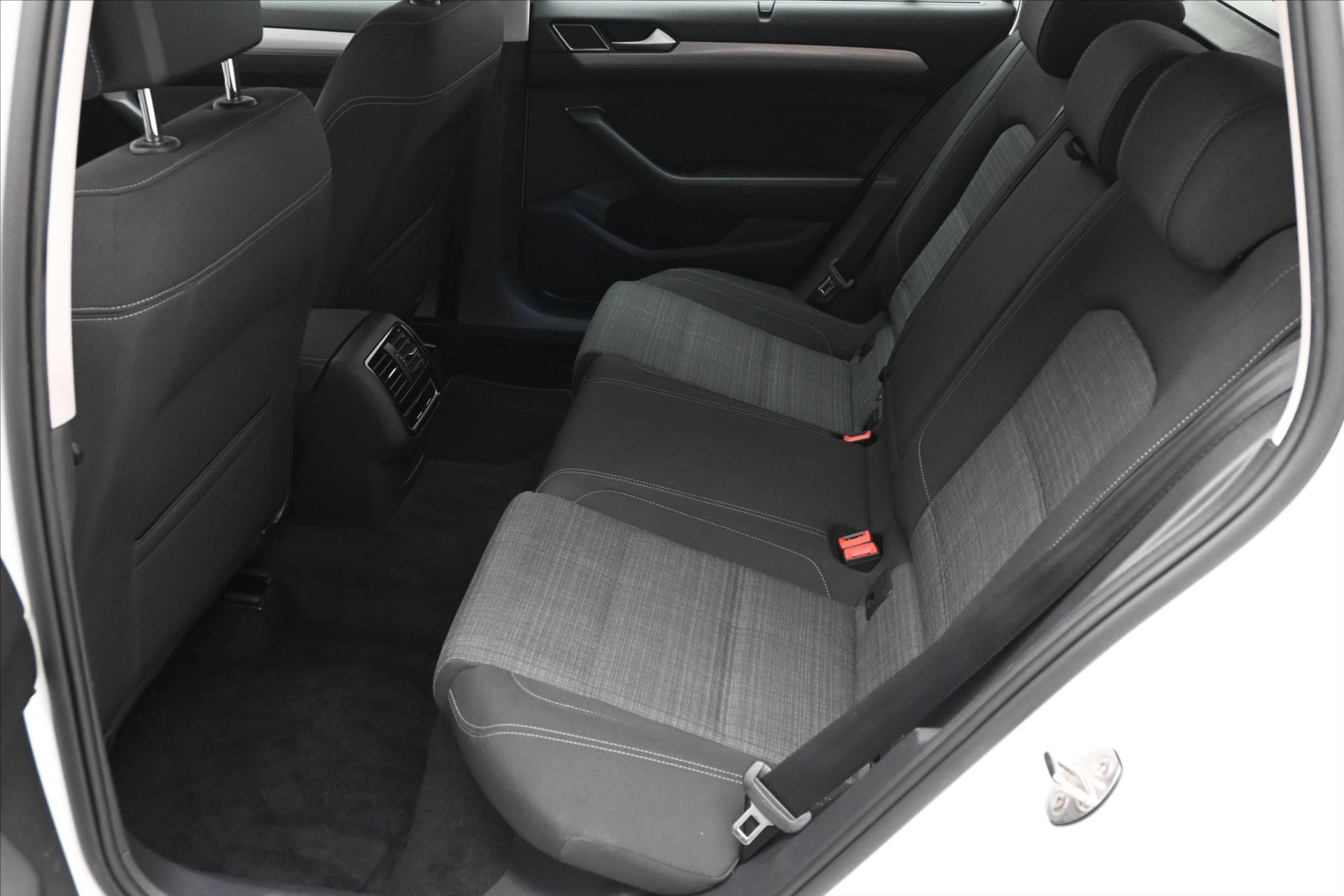 Hlavní fotografie vozu Volkswagen Passat 2,0 TDI 110kW DSG Business Záruka až 5 let (14)