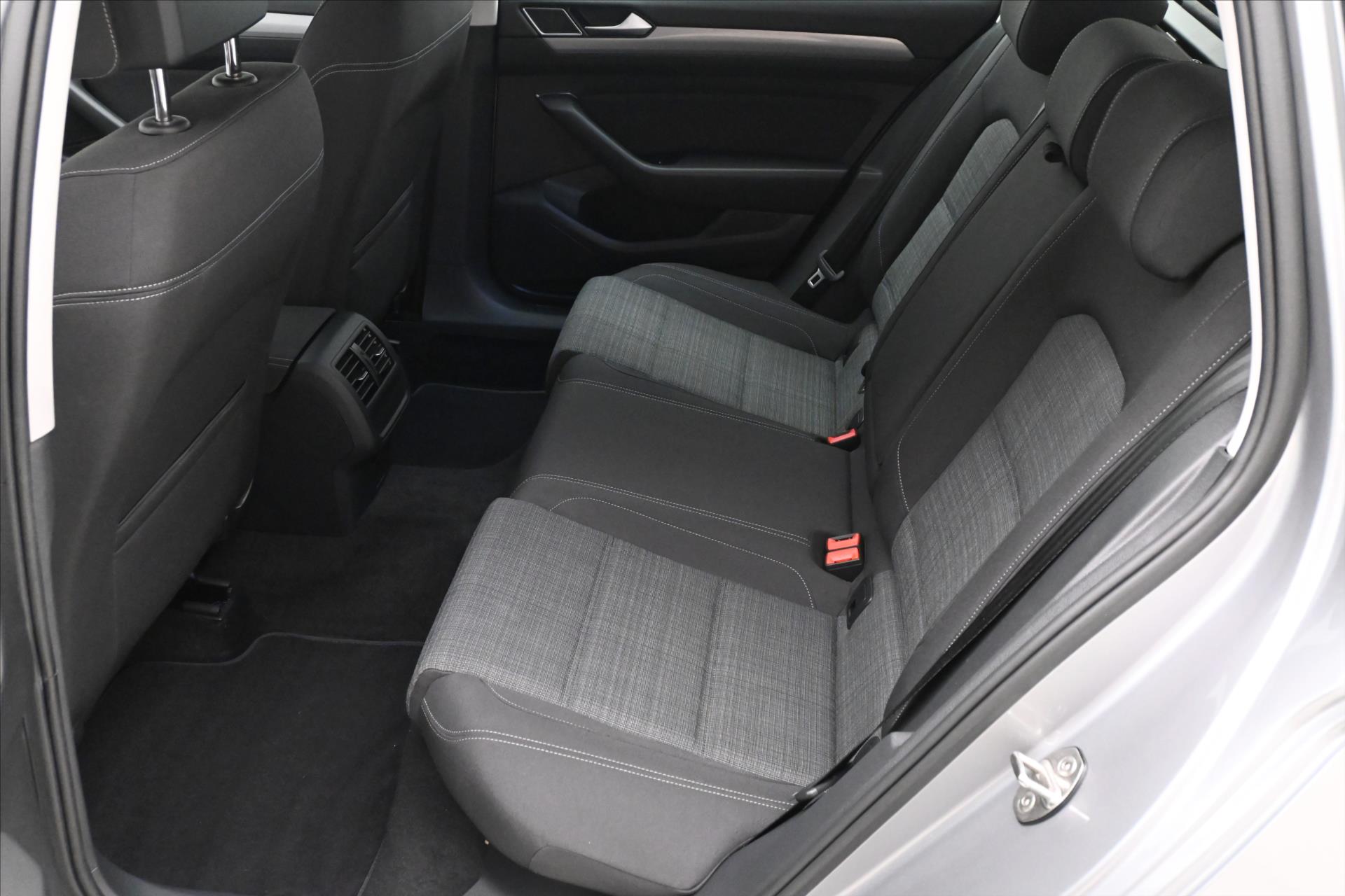 Hlavní fotografie vozu Volkswagen Passat 1,5 TSI 110 kW Business Záruka až 5 let (15)