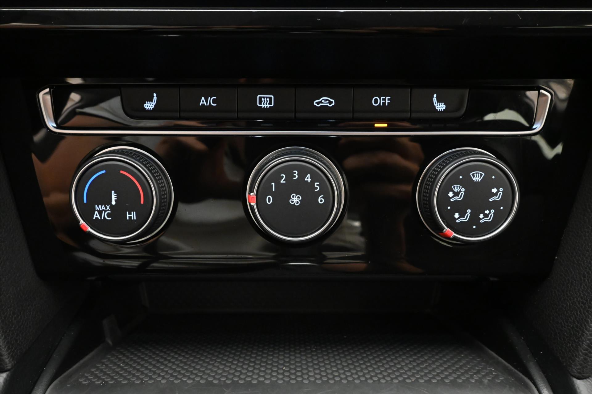 Hlavní fotografie vozu Volkswagen Passat 1,5 TSI 110 kW Business Záruka až 5 let (22)