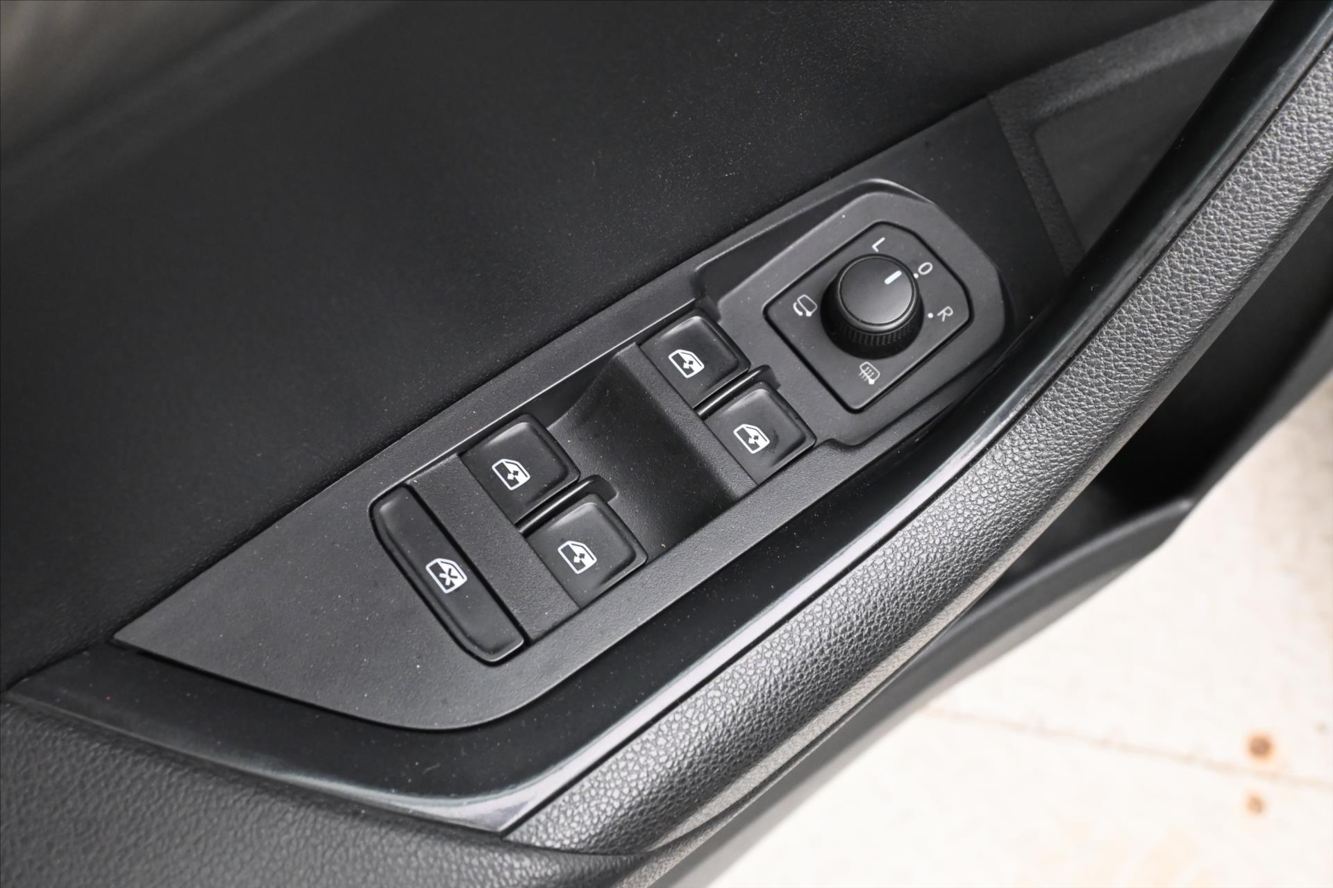 Hlavní fotografie vozu Škoda Karoq 2,0 TDI 110 kW 4x4 DSG Style Záruka až 5 let (24)