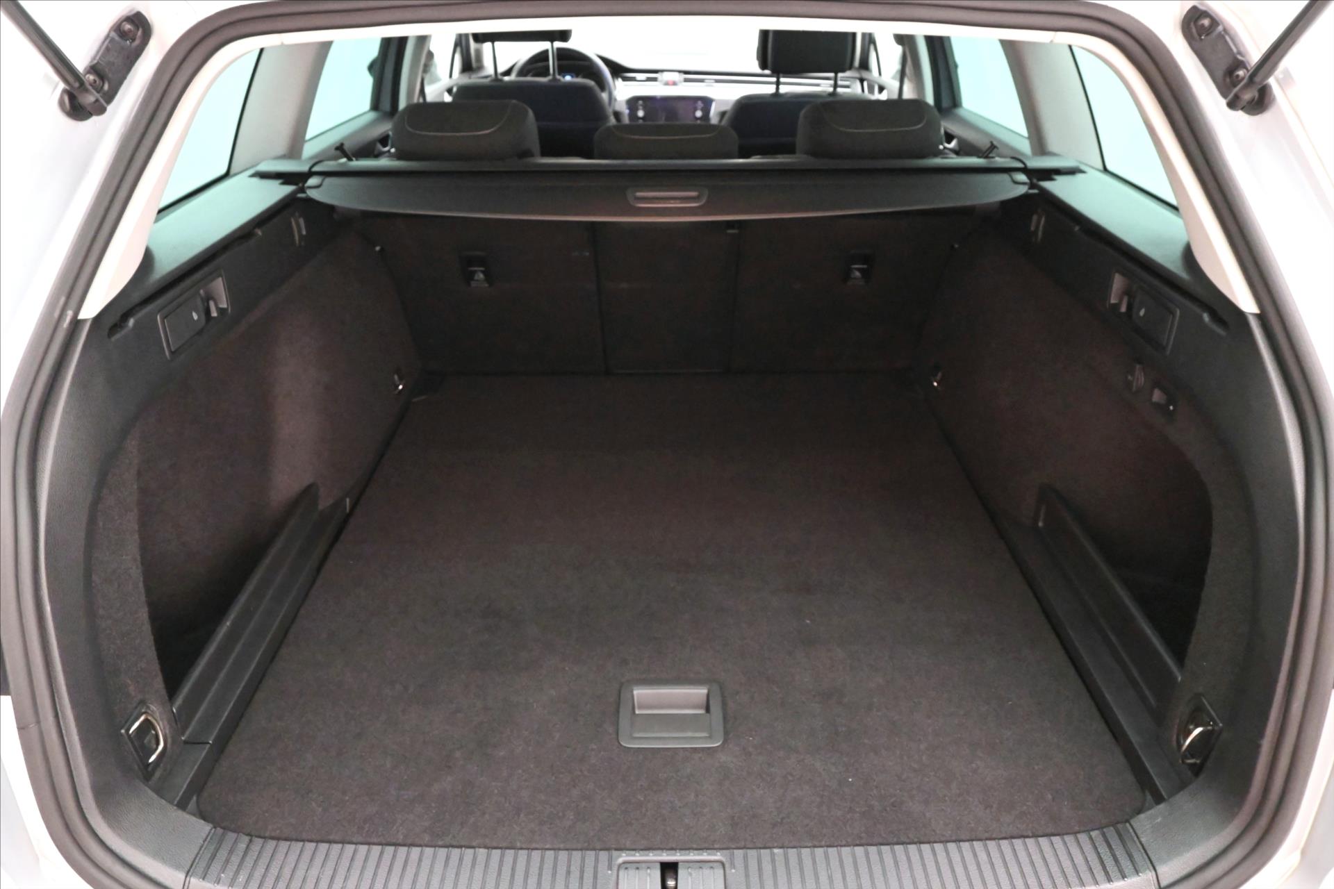 Hlavní fotografie vozu Volkswagen Passat 2,0 TDI 110kW DSG Business Záruka až 5 let (11)