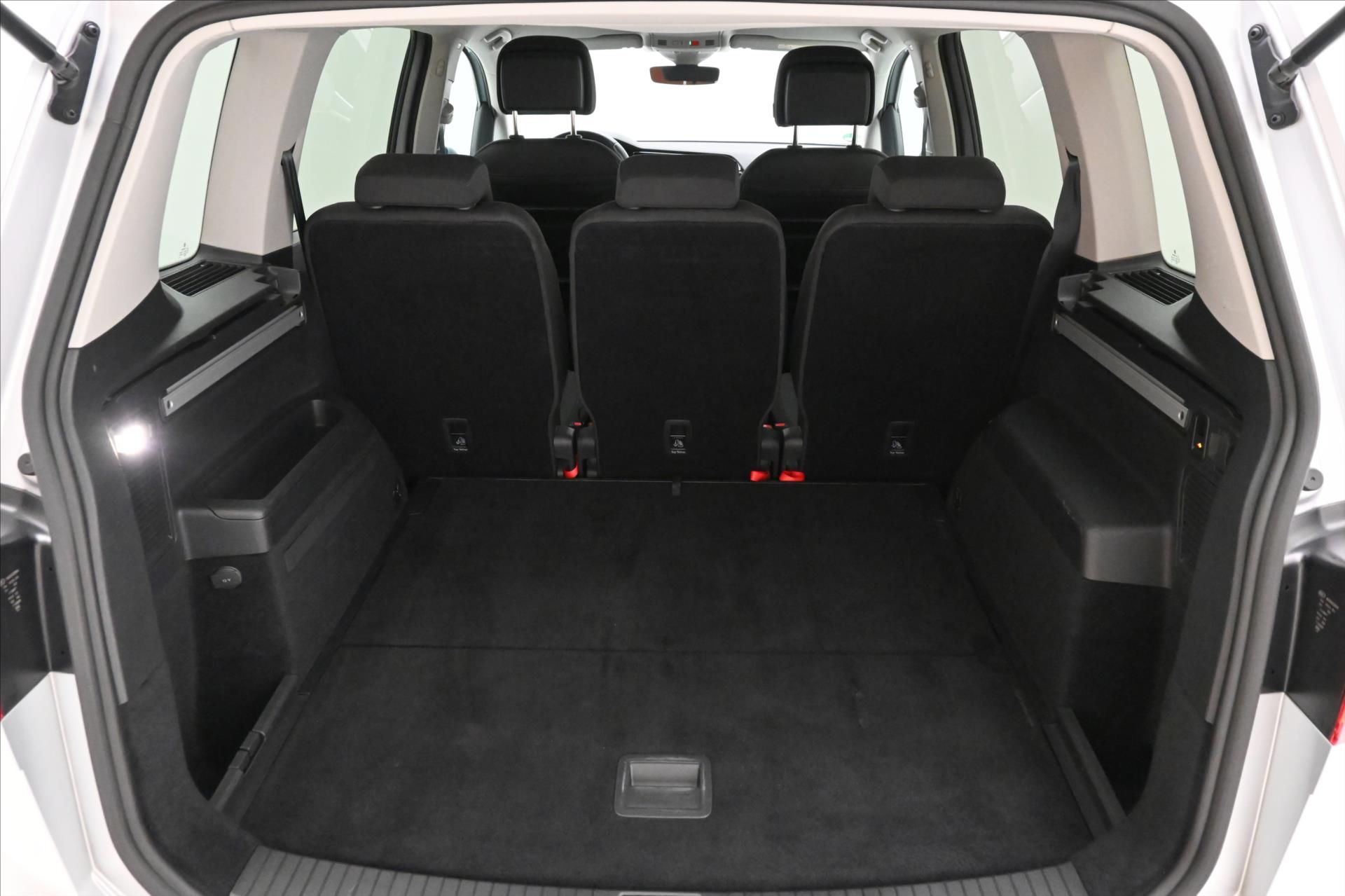 Hlavní fotografie vozu Volkswagen Touran 2,0 TDI 110kW DSG Záruka až 5 let (11)