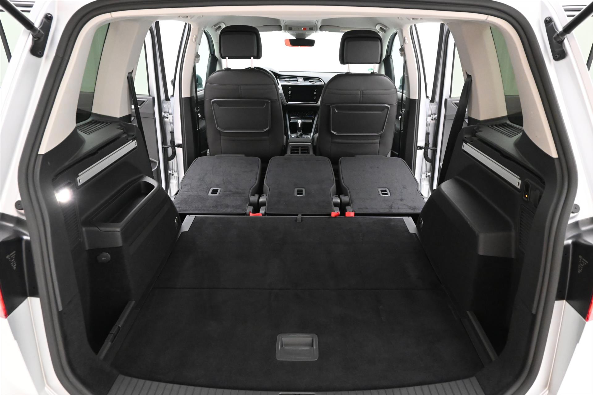 Hlavní fotografie vozu Volkswagen Touran 2,0 TDI 110kW DSG Záruka až 5 let (12)
