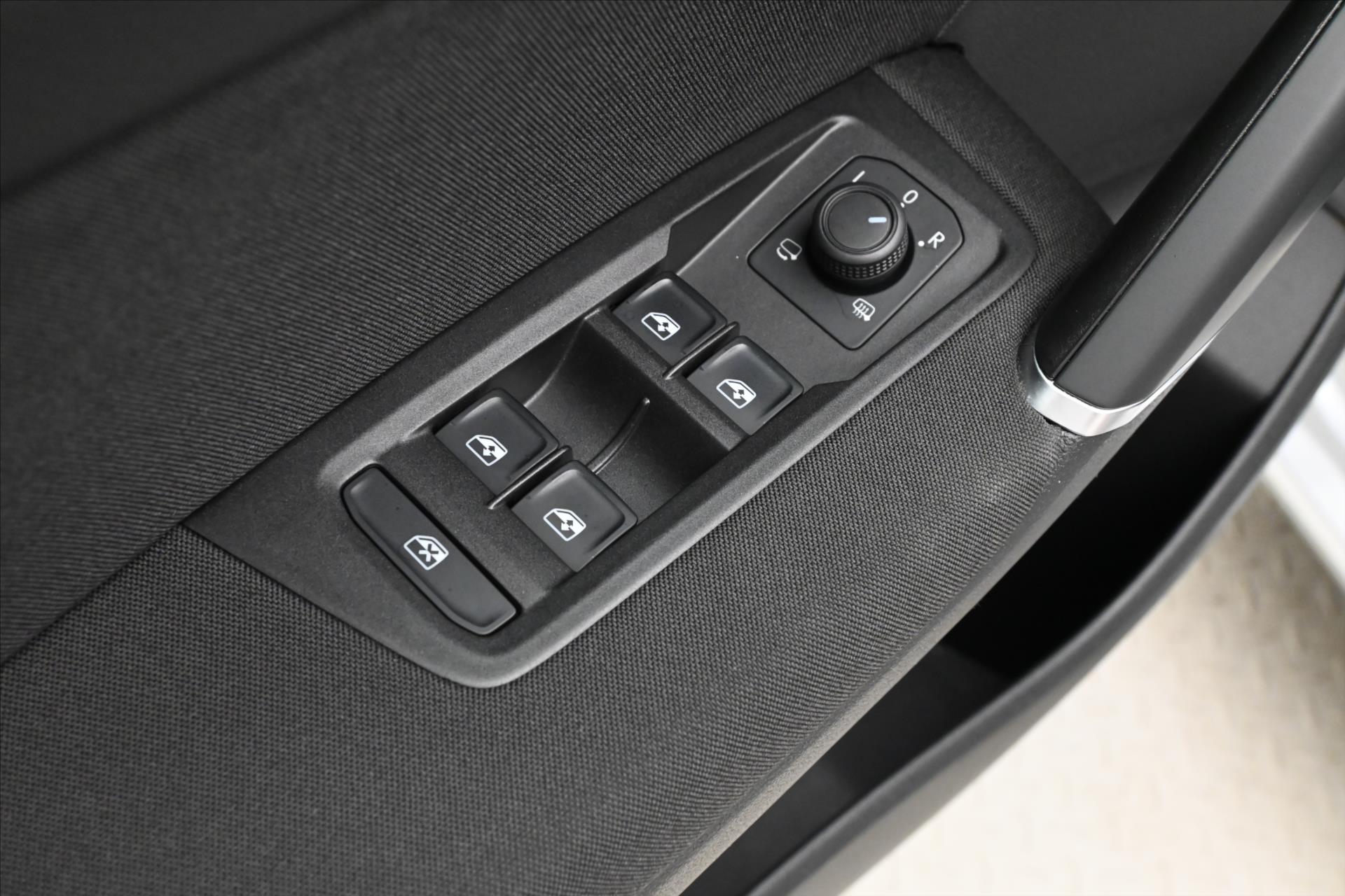 Hlavní fotografie vozu Volkswagen Touran 2,0 TDI 110kW DSG Záruka až 5 let (27)