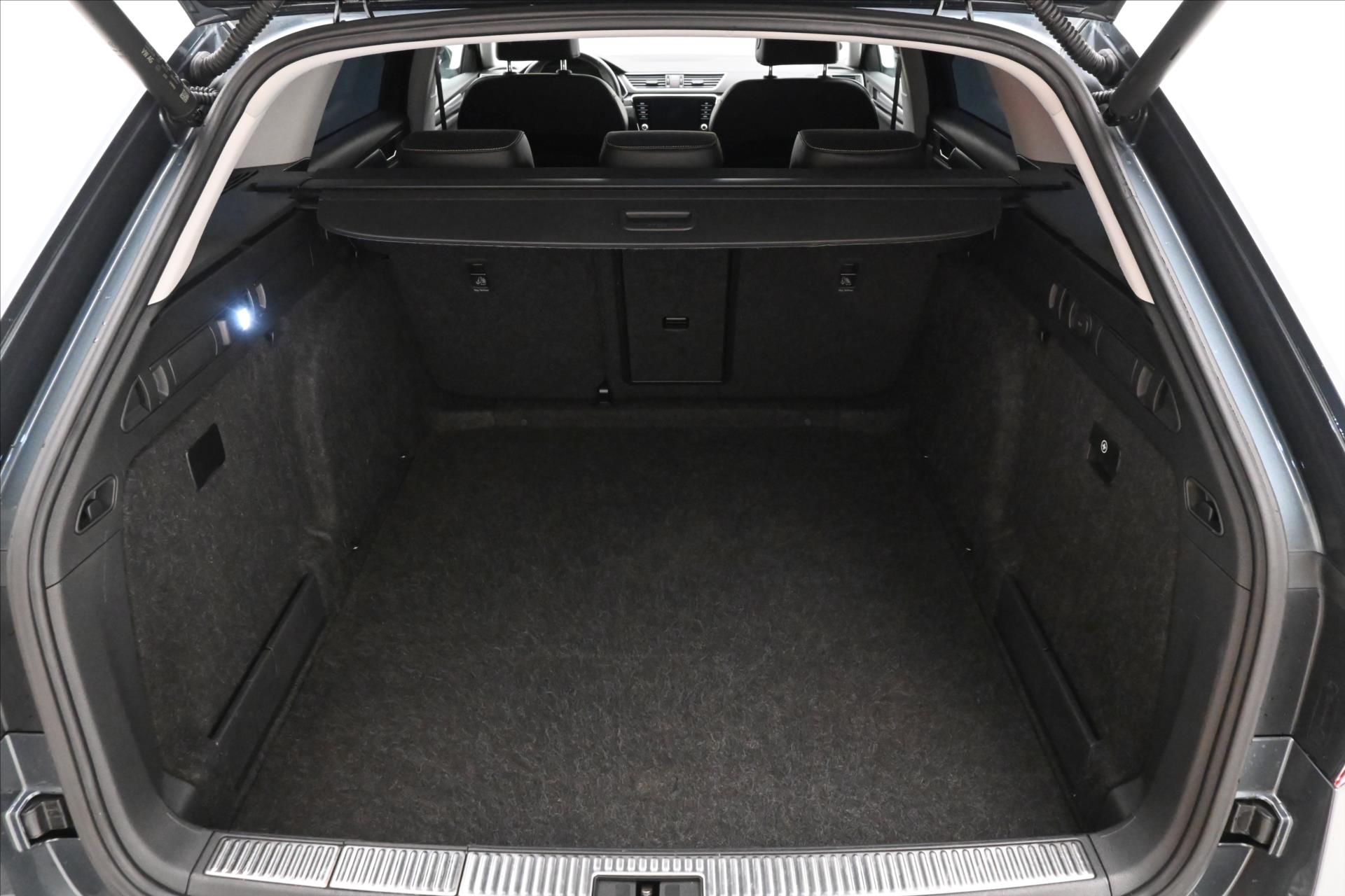 Hlavní fotografie vozu Škoda Superb 2,0 TSI 140kW DSG Style Záruka až 5 let (10)