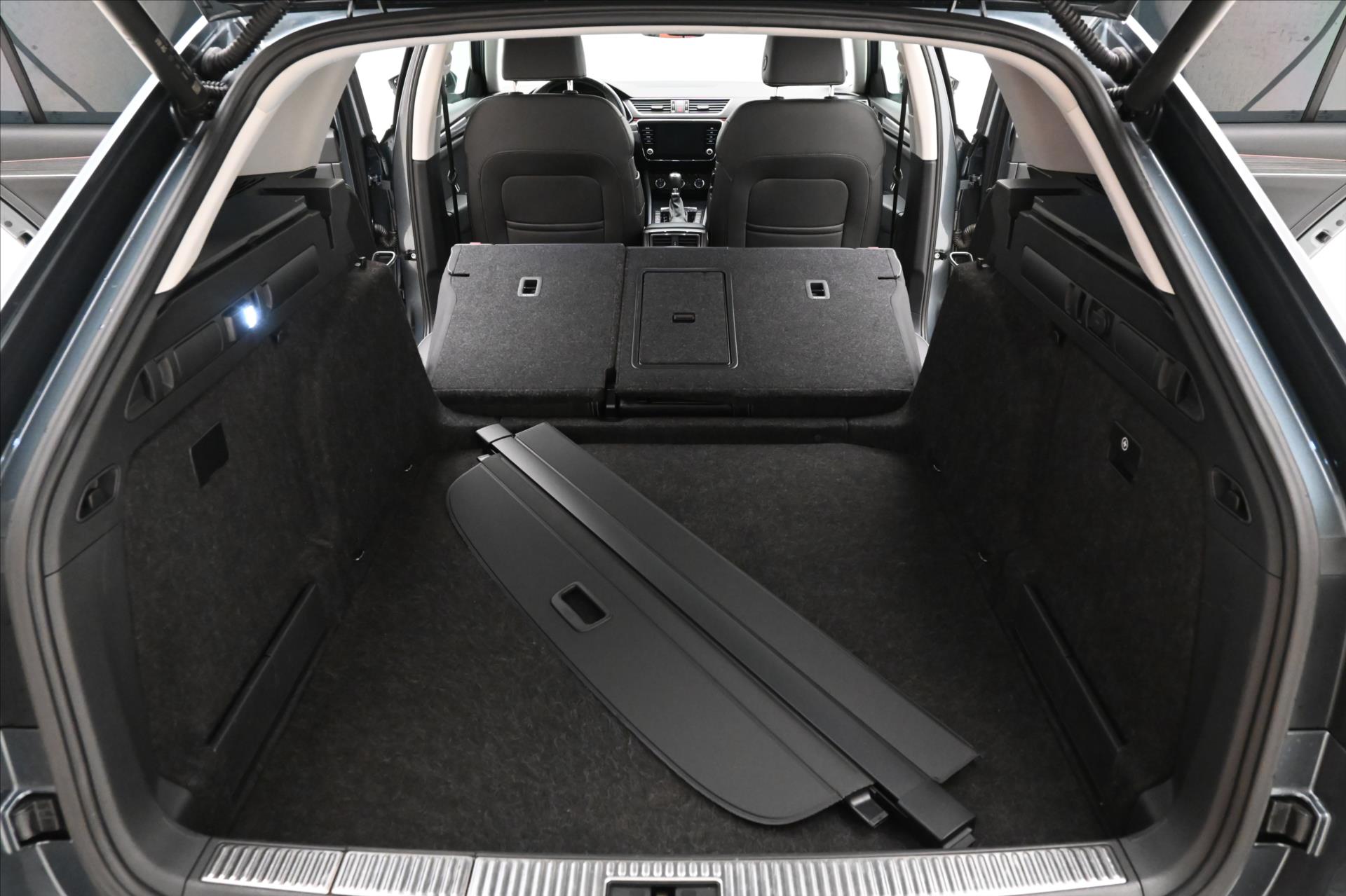 Hlavní fotografie vozu Škoda Superb 2,0 TSI 140kW DSG Style Záruka až 5 let (11)