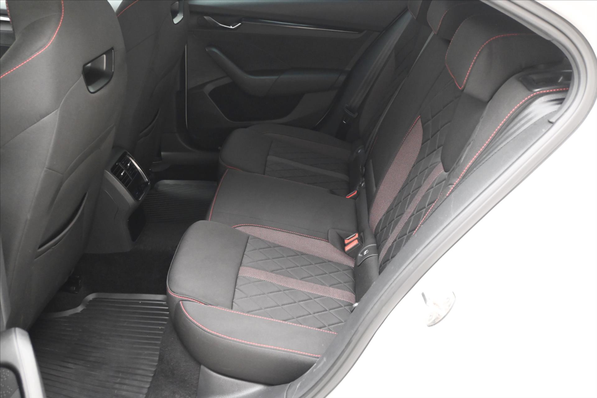 Hlavní fotografie vozu Škoda Octavia 2,0 TDI RS 147kW DSG Záruka až 5 let (14)