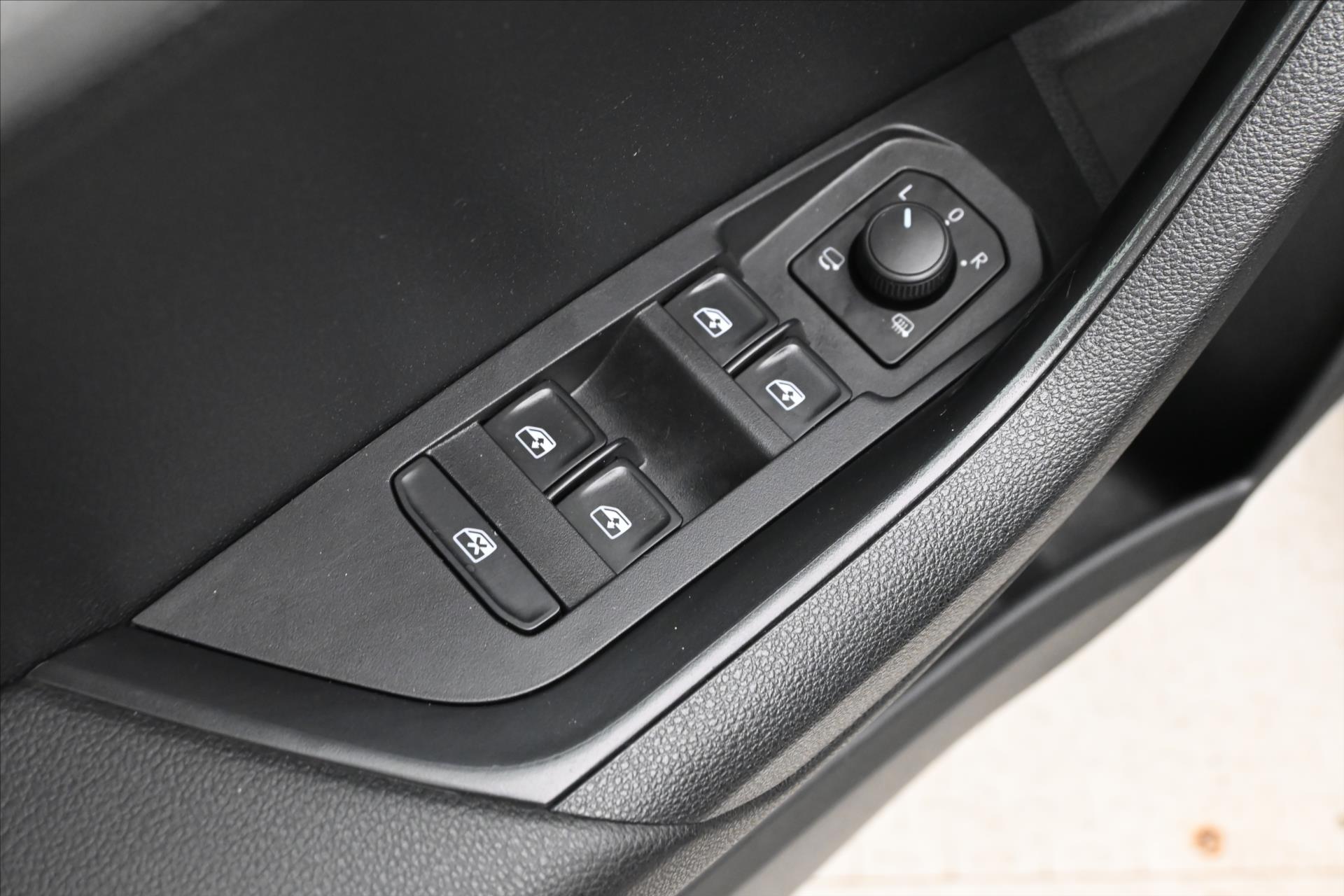 Hlavní fotografie vozu Škoda Karoq 2,0 TDI 85 kW Clever Záruka až 5 let (26)