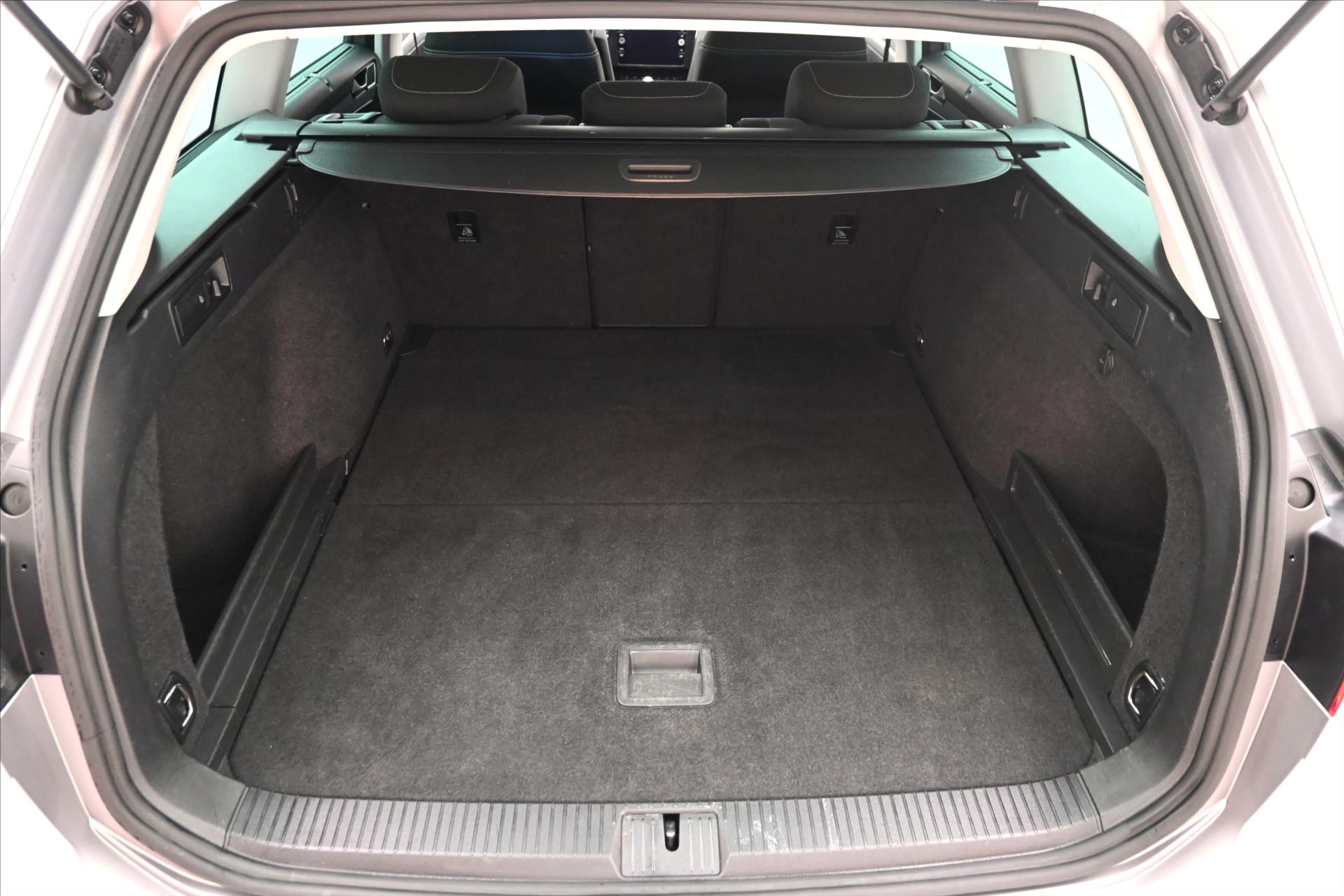 Hlavní fotografie vozu Volkswagen Passat 1,5 TSI 110 kW DSG Business Záruka až 5 let (10)