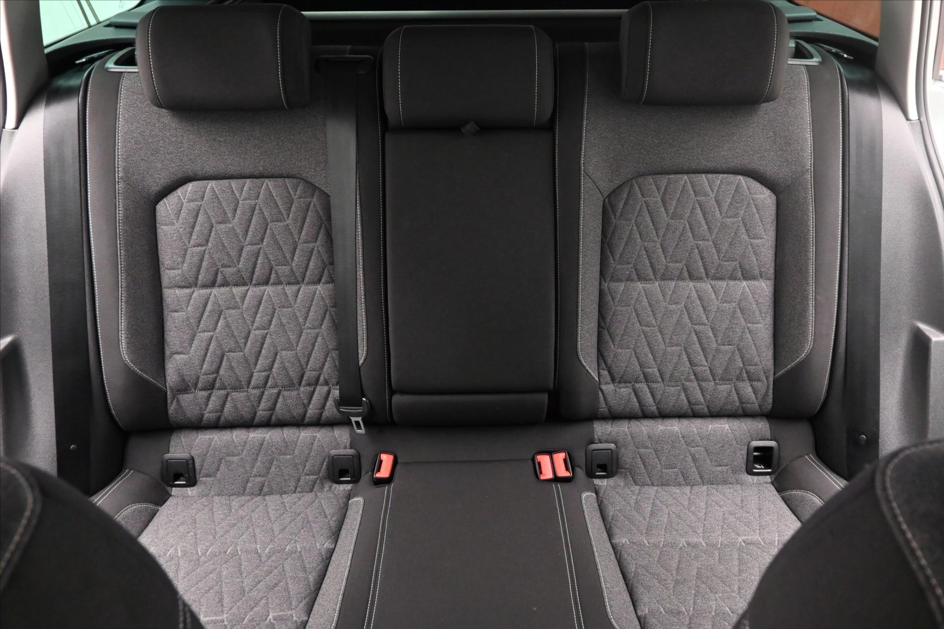 Hlavní fotografie vozu Volkswagen Passat 1,5 TSI 110 kW DSG Business Záruka až 5 let (28)