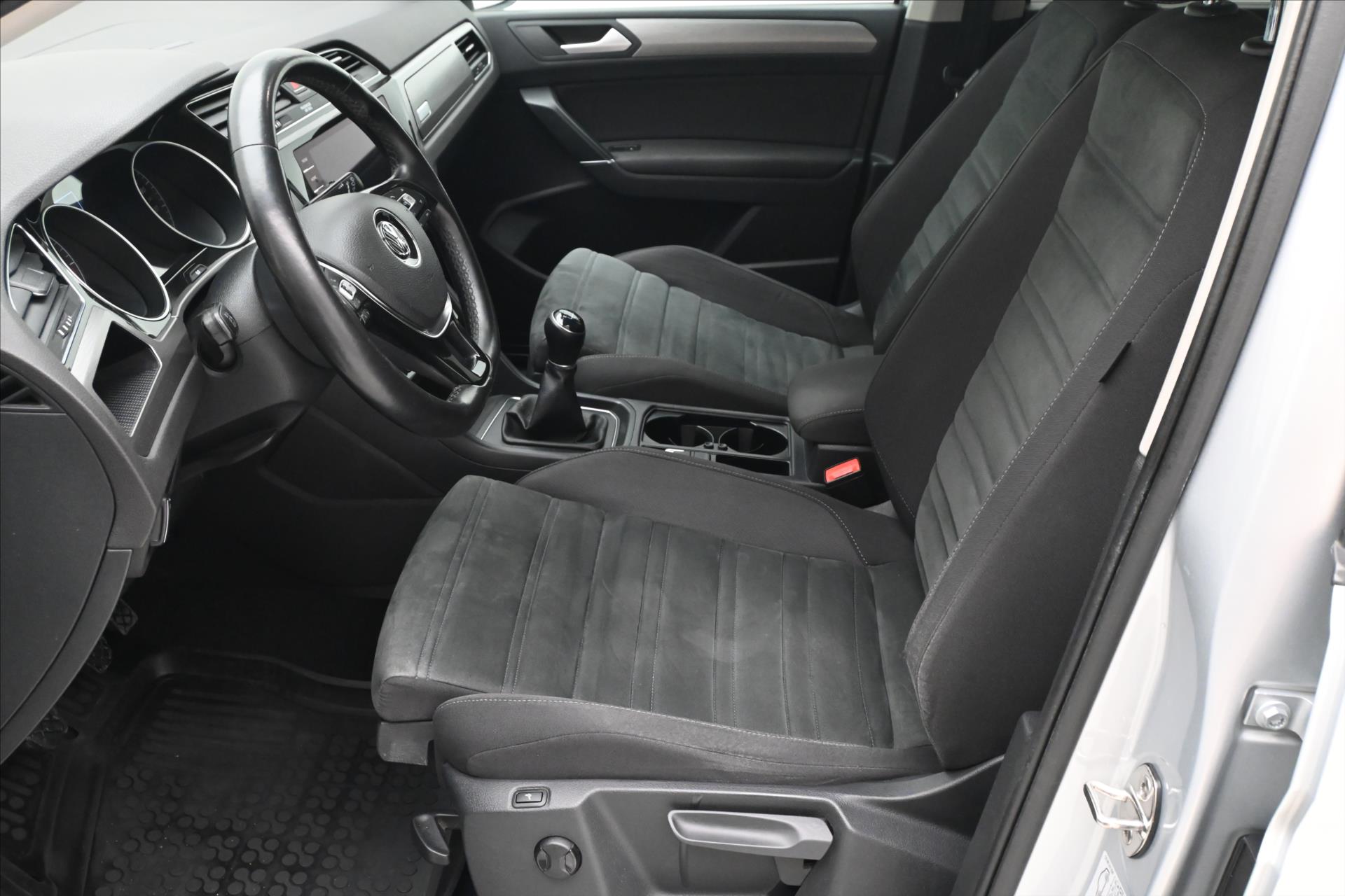 Main photo of the car Volkswagen Touran 1.6 TDI 85kW Navi Sensors (13)